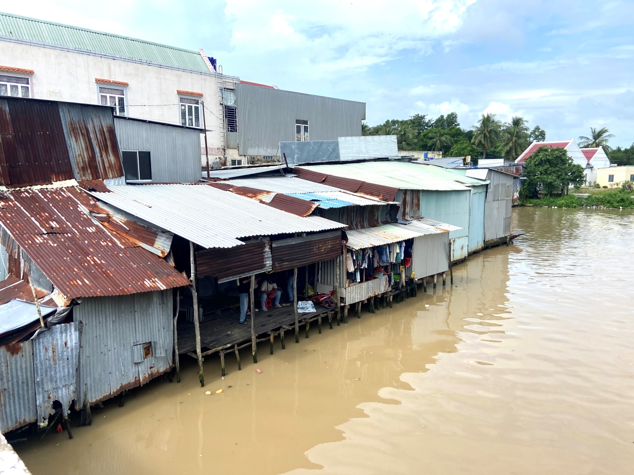 Cảnh lạ tại nhà chị Lê Thị Kiều sau vụ con 4 trai tháng tuổi không may rơi xuống kênh tử vong- Ảnh 1. Cảnh lạ tại nhà chị Lê Thị Kiều sau vụ con 4 trai tháng tuổi không may rơi xuống kênh tử vong- Ảnh 1.