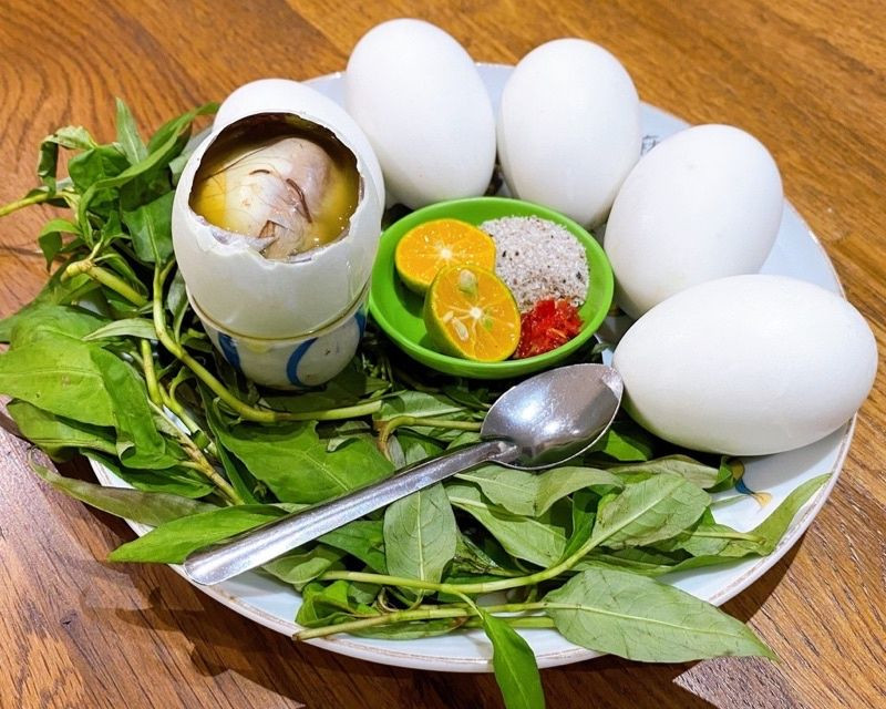 Khách Tây thử món nhiều người Việt cũng chưa chắc dám ăn, nhận xét: "Ở Mỹ tôi không thể tìm thấy nó!"- Ảnh 5. Khách Tây thử món nhiều người Việt cũng chưa chắc dám ăn, nhận xét: "Ở Mỹ tôi không thể tìm thấy nó!"- Ảnh 5.