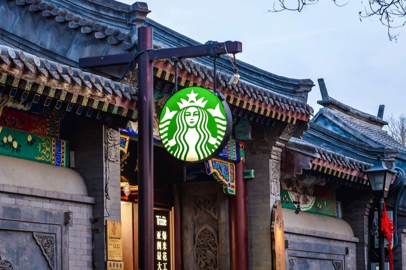 Đấu với cafe 35k của Luckin, Cotti, Starbucks Trung Quốc bán quyền kiểm soát cho ‘ông trùm’ đang hỗ trợ Mixue- Ảnh 1.