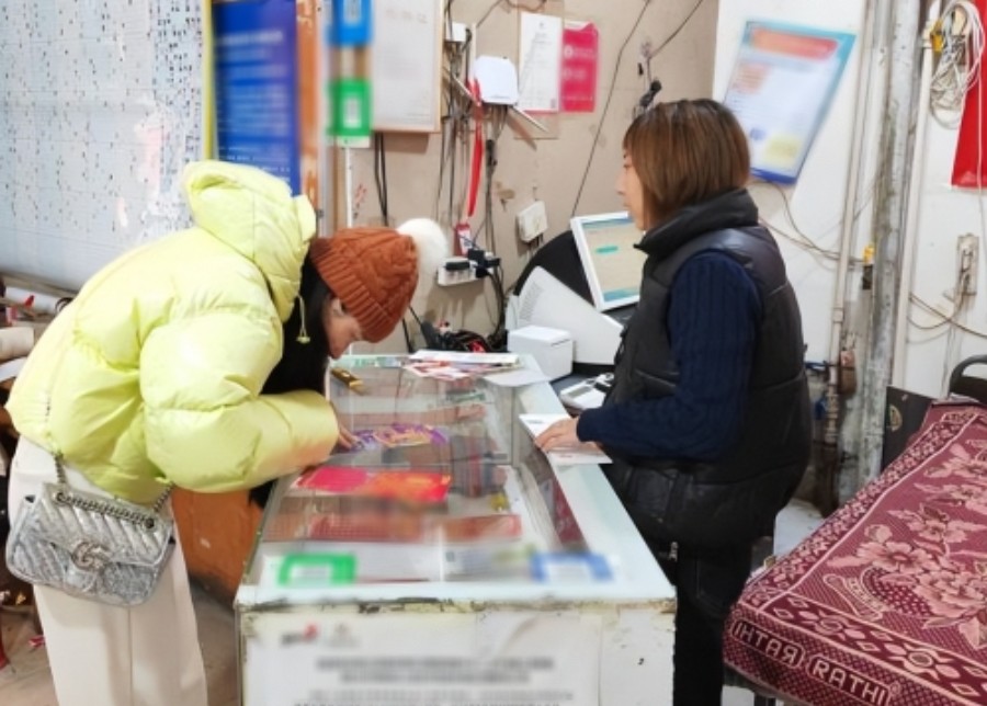 Vừa mua xổ số, người phụ nữ cào ngay tại quán thì trúng lớn 3,8 tỷ đồng, chủ cửa hàng tuyên bố: “Không được lĩnh thưởng vì vé không phải của cô”- Ảnh 2. Vừa mua xổ số, người phụ nữ cào ngay tại quán thì trúng lớn 3,8 tỷ đồng, chủ cửa hàng tuyên bố: “Không được lĩnh thưởng vì vé không phải của cô”- Ảnh 2.