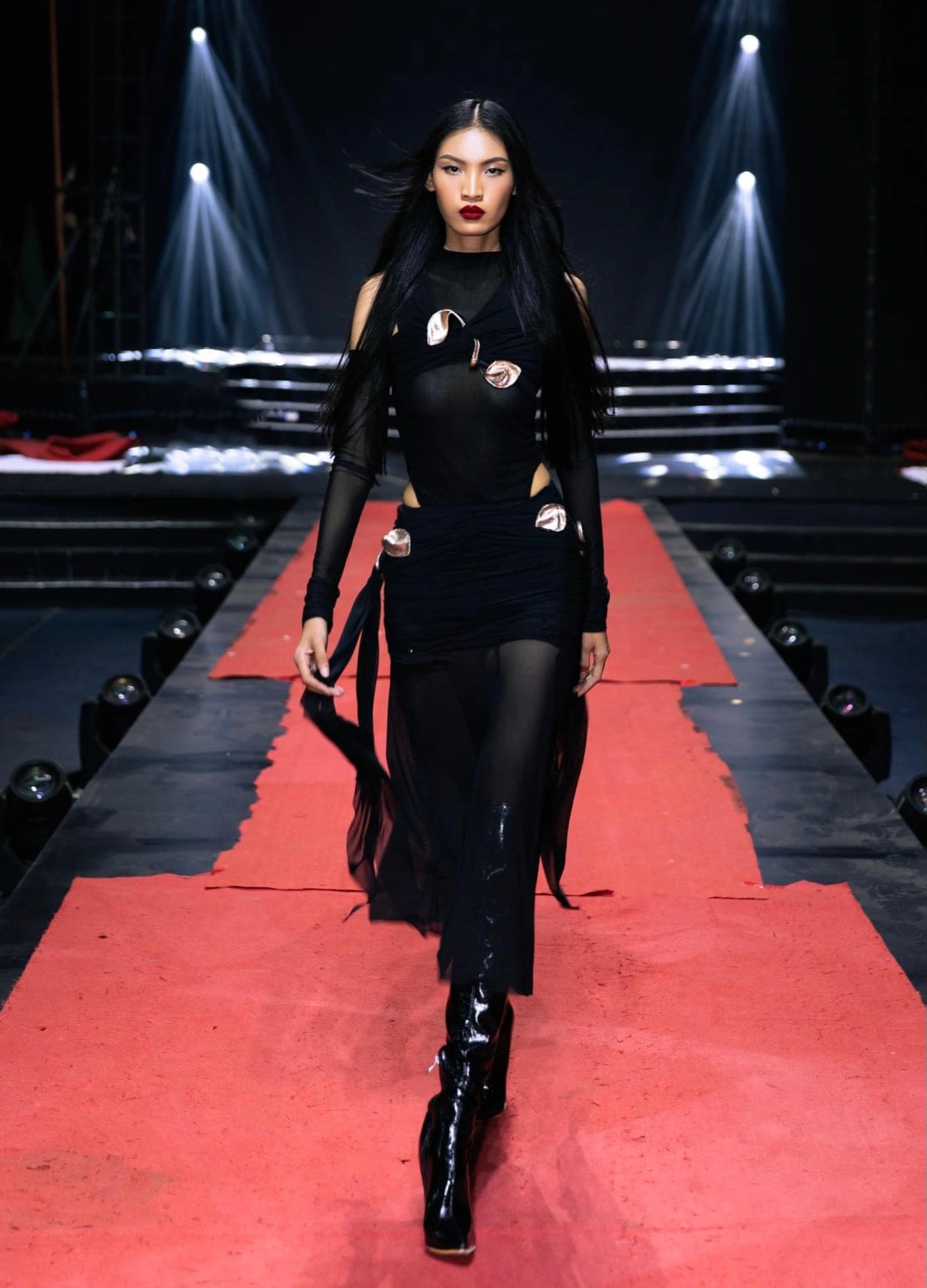 Cô gái "vượt mặt" Hoàng Thùy trình diễn cho show chính thức của Chanel là ai?- Ảnh 8.