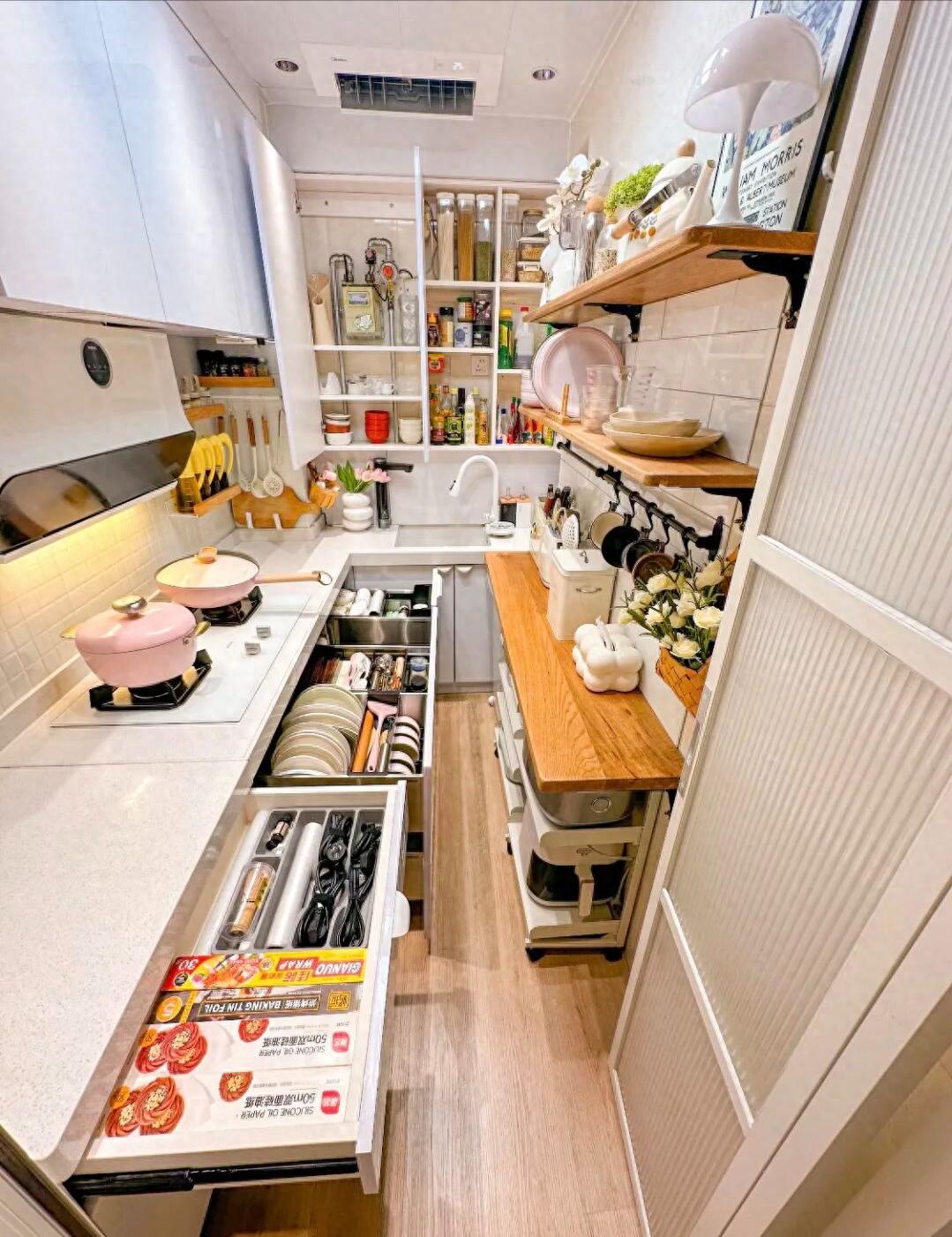 Căn bếp 3m2 của người phụ nữ trung niên khiến mạng xã hội trầm trồ: Nhỏ nhưng sang, gọn, như một góc sống trong mơ- Ảnh 1. Căn bếp 3m2 của người phụ nữ trung niên khiến mạng xã hội trầm trồ: Nhỏ nhưng sang, gọn, như một góc sống trong mơ- Ảnh 1.