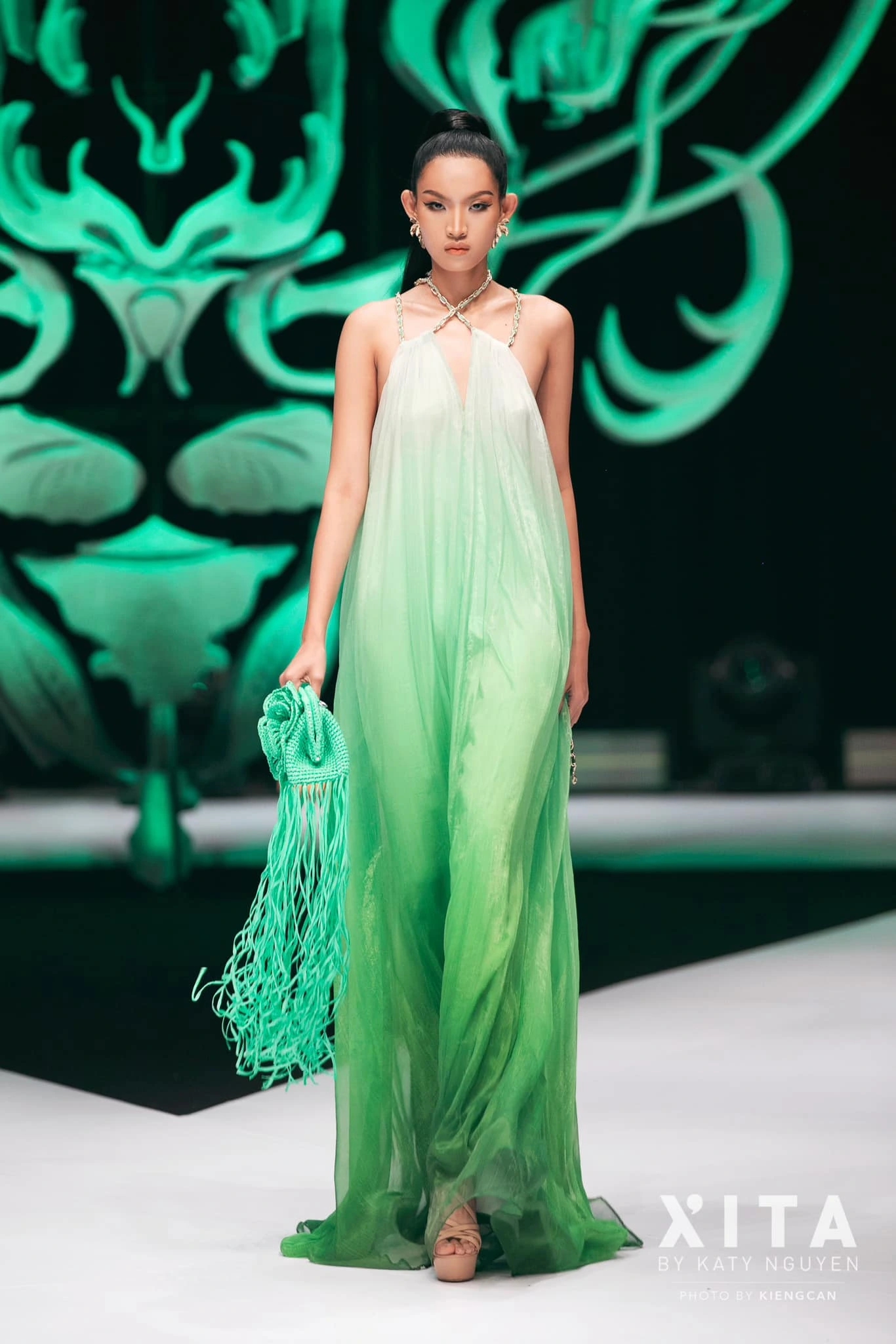 Cô gái "vượt mặt" Hoàng Thùy trình diễn cho show chính thức của Chanel là ai?- Ảnh 9.