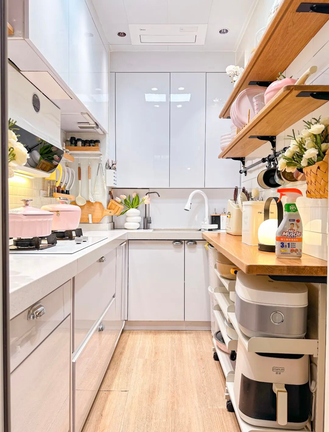 Căn bếp 3m2 của người phụ nữ trung niên khiến mạng xã hội trầm trồ: Nhỏ nhưng sang, gọn, như một góc sống trong mơ- Ảnh 5. Căn bếp 3m2 của người phụ nữ trung niên khiến mạng xã hội trầm trồ: Nhỏ nhưng sang, gọn, như một góc sống trong mơ- Ảnh 5.