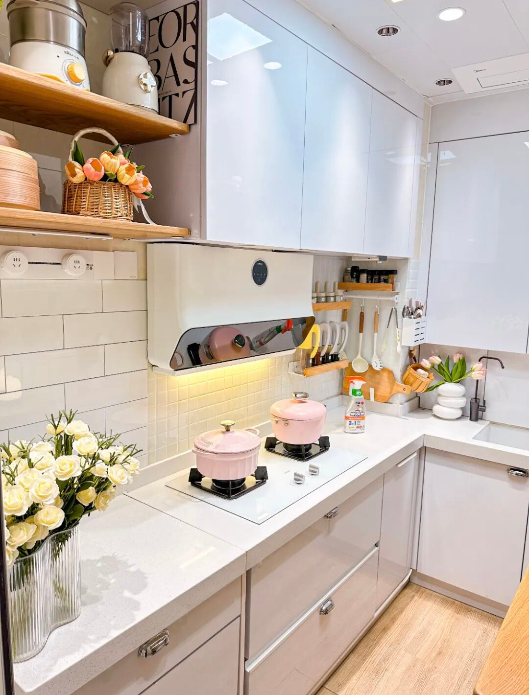 Căn bếp 3m2 của người phụ nữ trung niên khiến mạng xã hội trầm trồ: Nhỏ nhưng sang, gọn, như một góc sống trong mơ- Ảnh 4. Căn bếp 3m2 của người phụ nữ trung niên khiến mạng xã hội trầm trồ: Nhỏ nhưng sang, gọn, như một góc sống trong mơ- Ảnh 4.