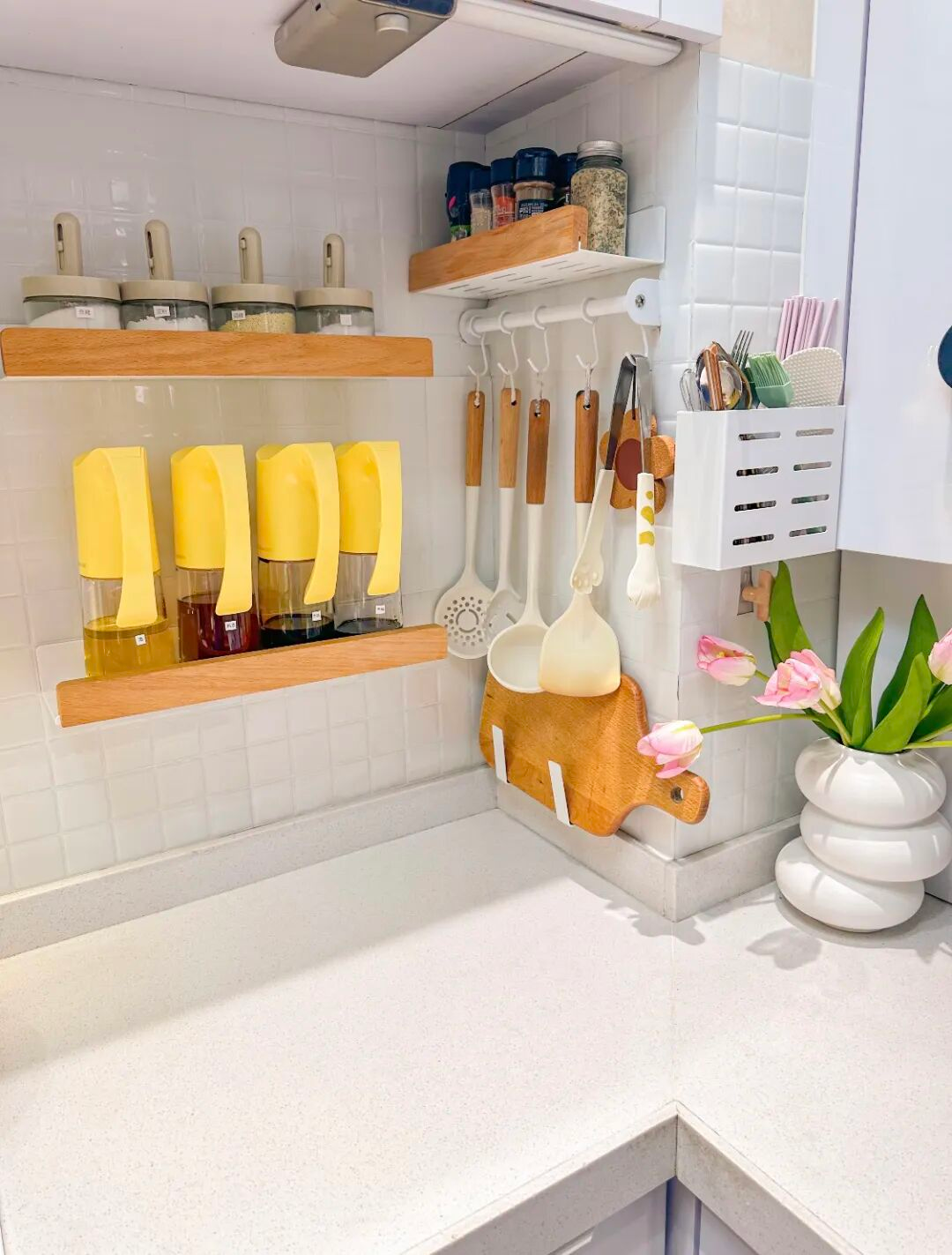 Căn bếp 3m2 của người phụ nữ trung niên khiến mạng xã hội trầm trồ: Nhỏ nhưng sang, gọn, như một góc sống trong mơ- Ảnh 7. Căn bếp 3m2 của người phụ nữ trung niên khiến mạng xã hội trầm trồ: Nhỏ nhưng sang, gọn, như một góc sống trong mơ- Ảnh 7.