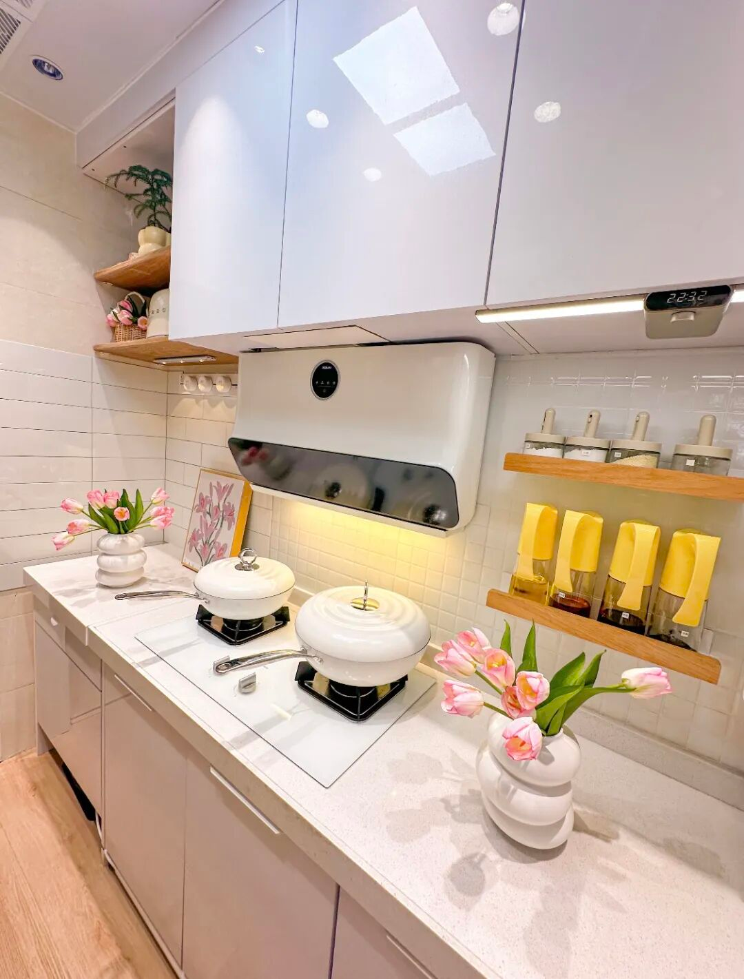 Căn bếp 3m2 của người phụ nữ trung niên khiến mạng xã hội trầm trồ: Nhỏ nhưng sang, gọn, như một góc sống trong mơ- Ảnh 6. Căn bếp 3m2 của người phụ nữ trung niên khiến mạng xã hội trầm trồ: Nhỏ nhưng sang, gọn, như một góc sống trong mơ- Ảnh 6.