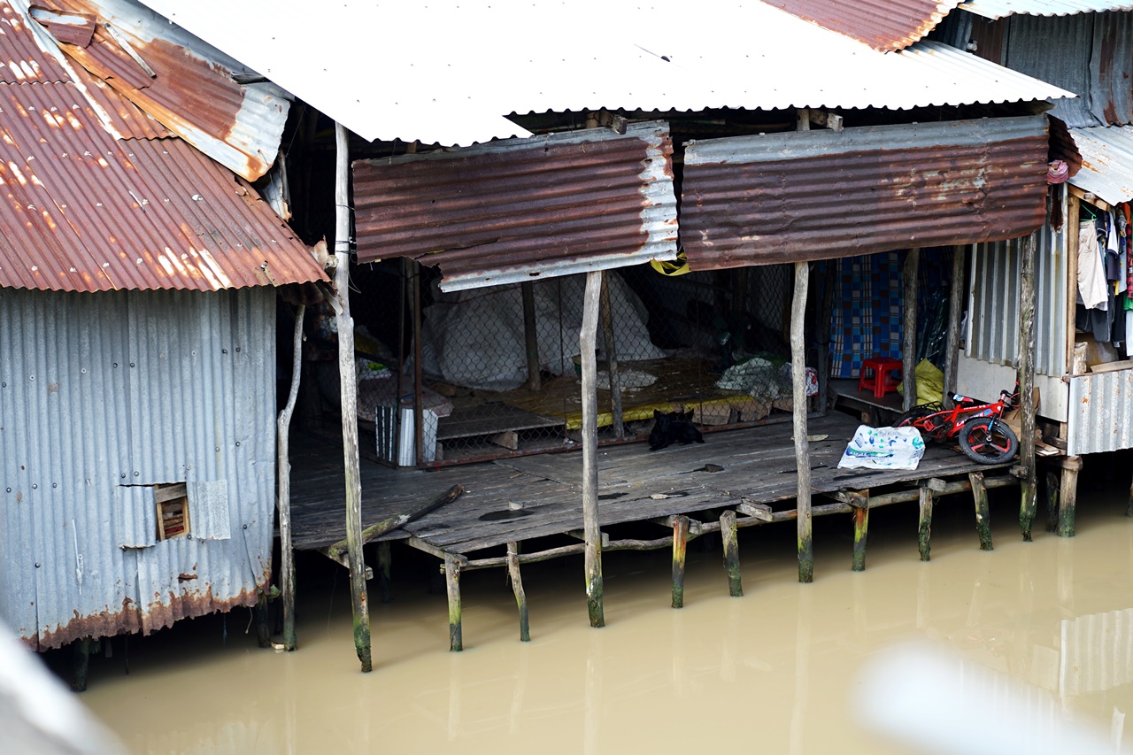 Clip: Hàng xóm hé lộ cuộc sống trước đó của người mẹ có con 4 tháng tuổi rơi xuống kênh tử vong- Ảnh 2. Clip: Hàng xóm hé lộ cuộc sống trước đó của người mẹ có con 4 tháng tuổi rơi xuống kênh tử vong- Ảnh 2.
