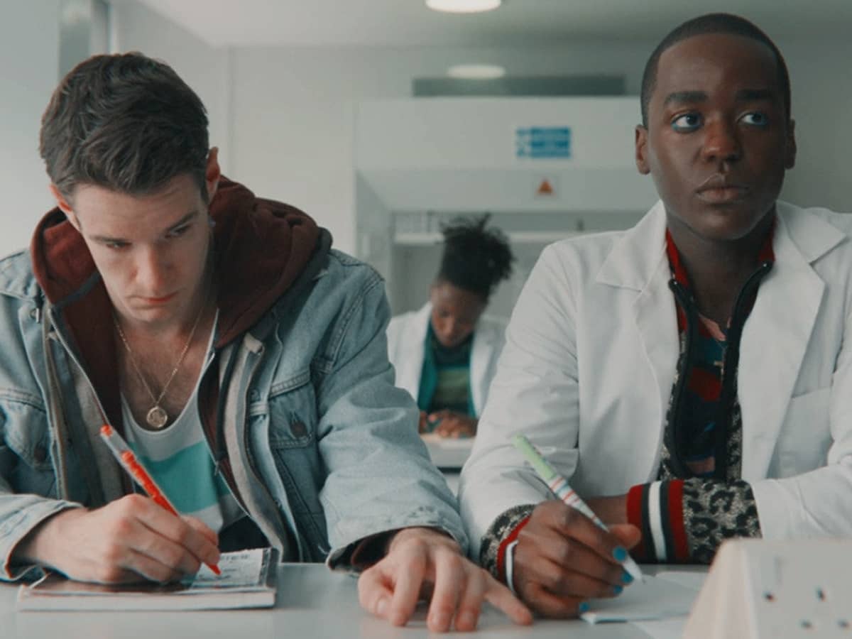 Xem phim Sex Education, tôi đã làm một hành động dũng cảm: Lần đầu tiên, tôi xin lỗi con gái trước mặt cả nhà- Ảnh 1.