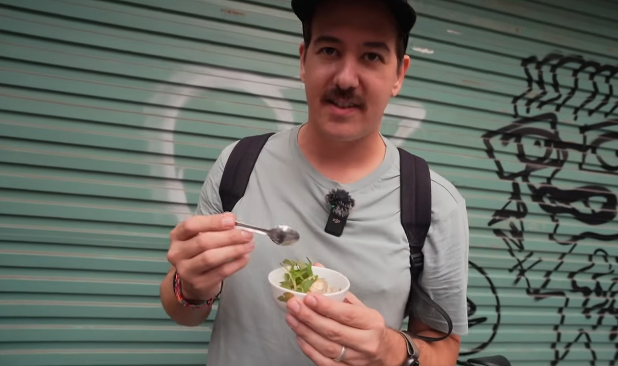 Khách Tây thử món nhiều người Việt cũng chưa chắc dám ăn, nhận xét: "Ở Mỹ tôi không thể tìm thấy nó!"- Ảnh 8. Khách Tây thử món nhiều người Việt cũng chưa chắc dám ăn, nhận xét: "Ở Mỹ tôi không thể tìm thấy nó!"- Ảnh 8.