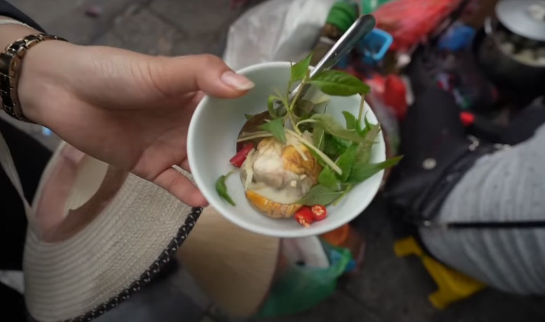 Khách Tây thử món nhiều người Việt cũng chưa chắc dám ăn, nhận xét: "Ở Mỹ tôi không thể tìm thấy nó!"- Ảnh 7. Khách Tây thử món nhiều người Việt cũng chưa chắc dám ăn, nhận xét: "Ở Mỹ tôi không thể tìm thấy nó!"- Ảnh 7.