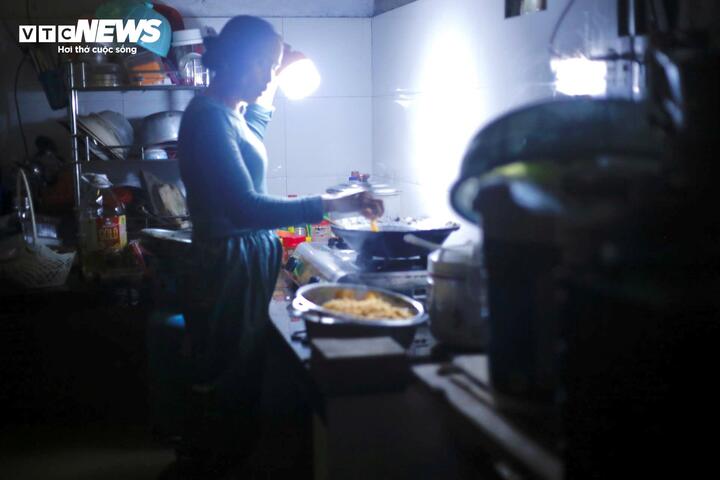 Dân "rốn lũ" ở Huế 1 tuần 3 lần chạy lụt: "Chúng tôi kiệt sức rồi"- Ảnh 3.