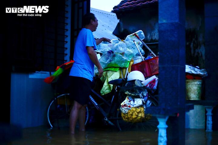 Dân "rốn lũ" ở Huế 1 tuần 3 lần chạy lụt: "Chúng tôi kiệt sức rồi"- Ảnh 5.