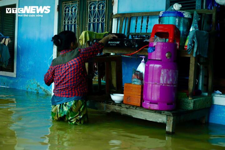 Dân "rốn lũ" ở Huế 1 tuần 3 lần chạy lụt: "Chúng tôi kiệt sức rồi"- Ảnh 2.