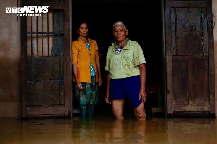 Dân "rốn lũ" ở Huế 1 tuần 3 lần chạy lụt: "Chúng tôi kiệt sức rồi"- Ảnh 1.
