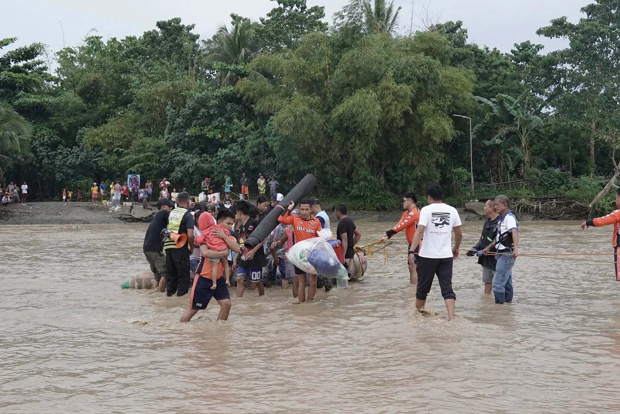Bão Kalmaegi đổ bộ, đi đúng đường siêu bão Haiyan, gây thiệt hại rất lớn ở Philippines- Ảnh 2. Bão Kalmaegi đổ bộ, đi đúng đường siêu bão Haiyan, gây thiệt hại rất lớn ở Philippines- Ảnh 2.