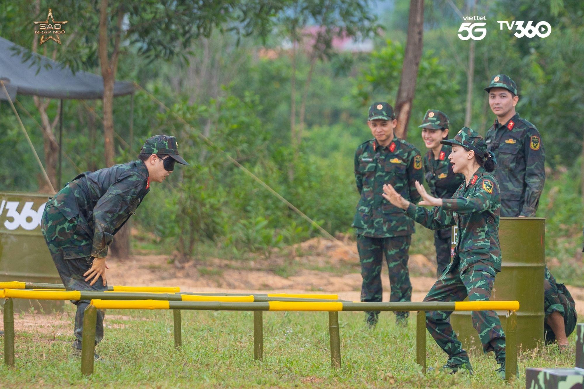 Hoà Minzy bất chấp chấn thương, kiên cường hoàn thành nhiệm vụ- Ảnh 1. Hoà Minzy bất chấp chấn thương, kiên cường hoàn thành nhiệm vụ- Ảnh 1.