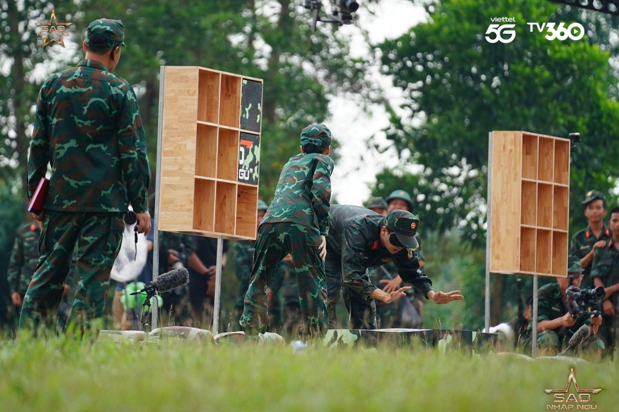 Hoà Minzy bất chấp chấn thương, kiên cường hoàn thành nhiệm vụ- Ảnh 2. Hoà Minzy bất chấp chấn thương, kiên cường hoàn thành nhiệm vụ- Ảnh 2.