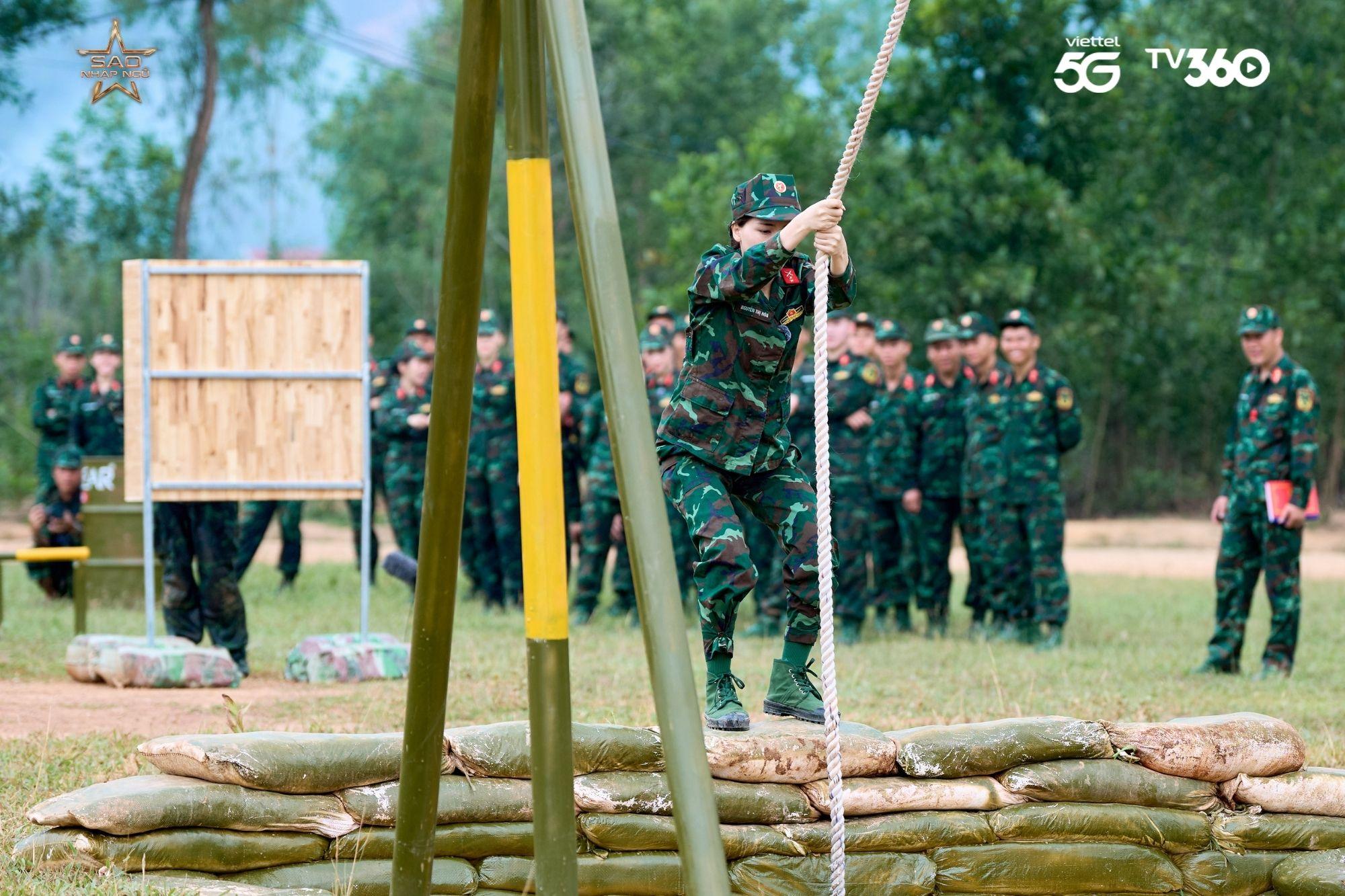 Hoà Minzy bất chấp chấn thương, kiên cường hoàn thành nhiệm vụ- Ảnh 3. Hoà Minzy bất chấp chấn thương, kiên cường hoàn thành nhiệm vụ- Ảnh 3.