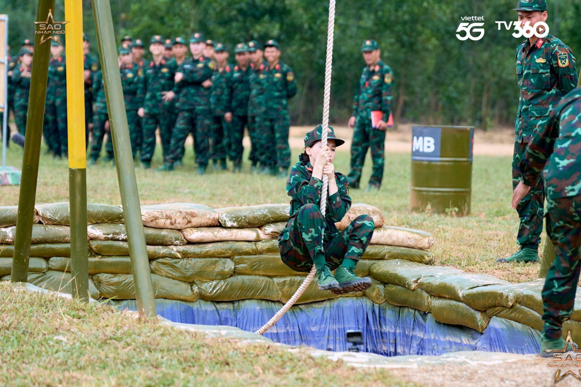 Hoà Minzy bất chấp chấn thương, kiên cường hoàn thành nhiệm vụ- Ảnh 4. Hoà Minzy bất chấp chấn thương, kiên cường hoàn thành nhiệm vụ- Ảnh 4.