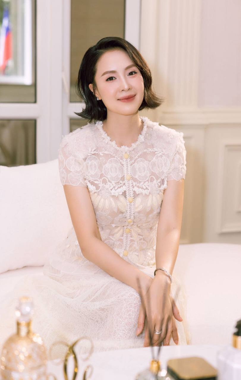 Hồng Diễm với Huyền Lizzie: Ai mới là người đẹp nhất VTV?- Ảnh 11. Hồng Diễm với Huyền Lizzie: Ai mới là người đẹp nhất VTV?- Ảnh 11.