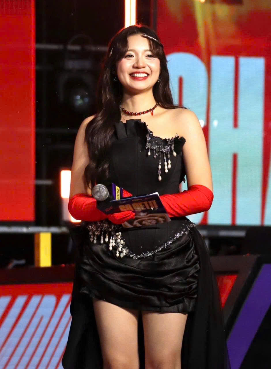 MC Phương Thảo khiến fan trầm trồ với màn trở lại sân khấu ĐTDV mùa Đông 2025- Ảnh 5. MC Phương Thảo khiến fan trầm trồ với màn trở lại sân khấu ĐTDV mùa Đông 2025- Ảnh 5.