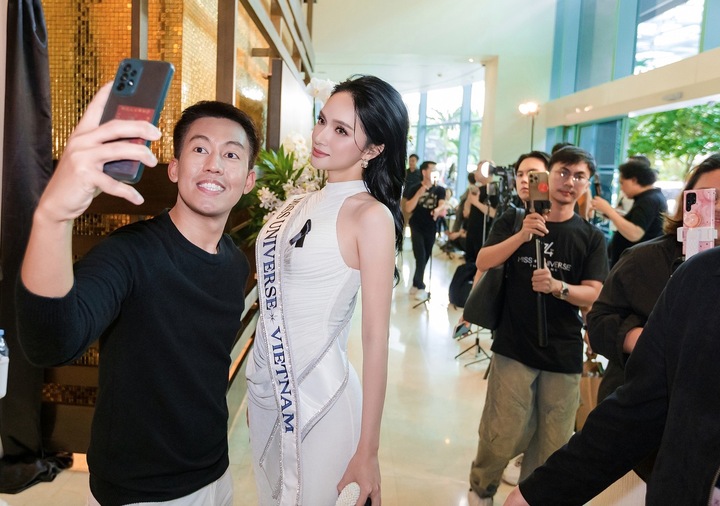 Hương Giang liên tục được truyền thông quốc tế săn đón khi thi Miss Universe- Ảnh 7.