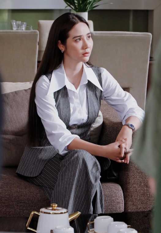 Hồng Diễm với Huyền Lizzie: Ai mới là người đẹp nhất VTV?- Ảnh 14. Hồng Diễm với Huyền Lizzie: Ai mới là người đẹp nhất VTV?- Ảnh 14.