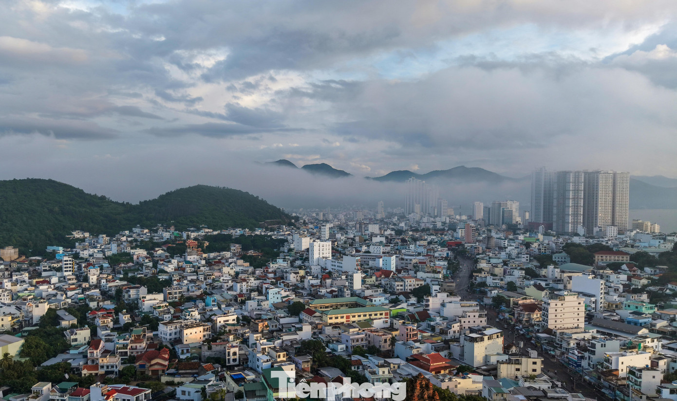 Lý do sương mù dày đặc phủ kín phố biển Nha Trang- Ảnh 3.