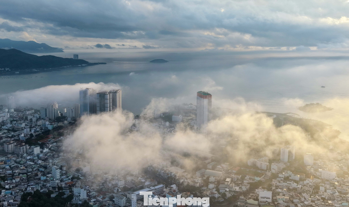 Lý do sương mù dày đặc phủ kín phố biển Nha Trang- Ảnh 2.