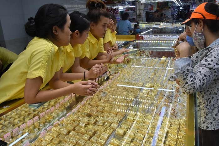 Giá vàng hôm nay 4-11: Tiếp tục giảm mạnh- Ảnh 1.