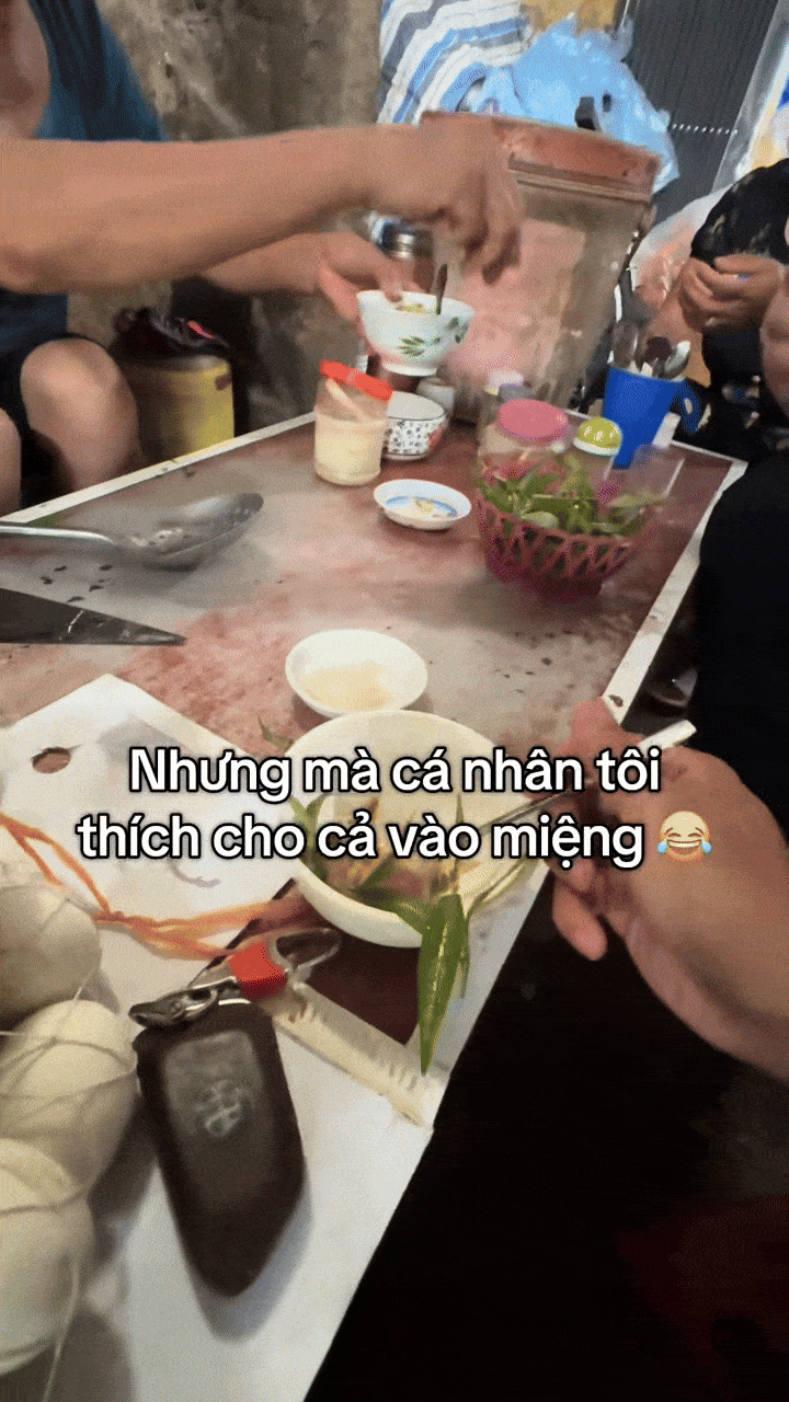 Khách Tây thử món nhiều người Việt cũng chưa chắc dám ăn, nhận xét: "Ở Mỹ tôi không thể tìm thấy nó!"- Ảnh 1. Khách Tây thử món nhiều người Việt cũng chưa chắc dám ăn, nhận xét: "Ở Mỹ tôi không thể tìm thấy nó!"- Ảnh 1.