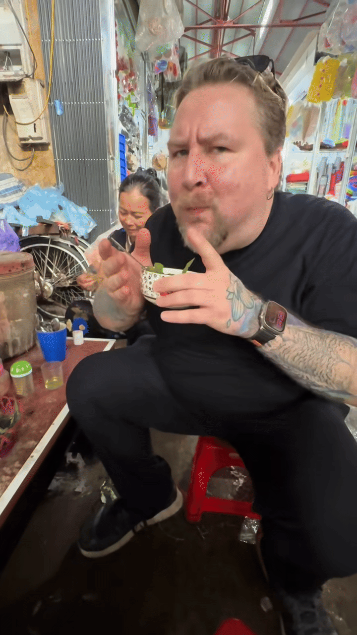 Khách Tây thử món nhiều người Việt cũng chưa chắc dám ăn, nhận xét: "Ở Mỹ tôi không thể tìm thấy nó!"- Ảnh 2. Khách Tây thử món nhiều người Việt cũng chưa chắc dám ăn, nhận xét: "Ở Mỹ tôi không thể tìm thấy nó!"- Ảnh 2.