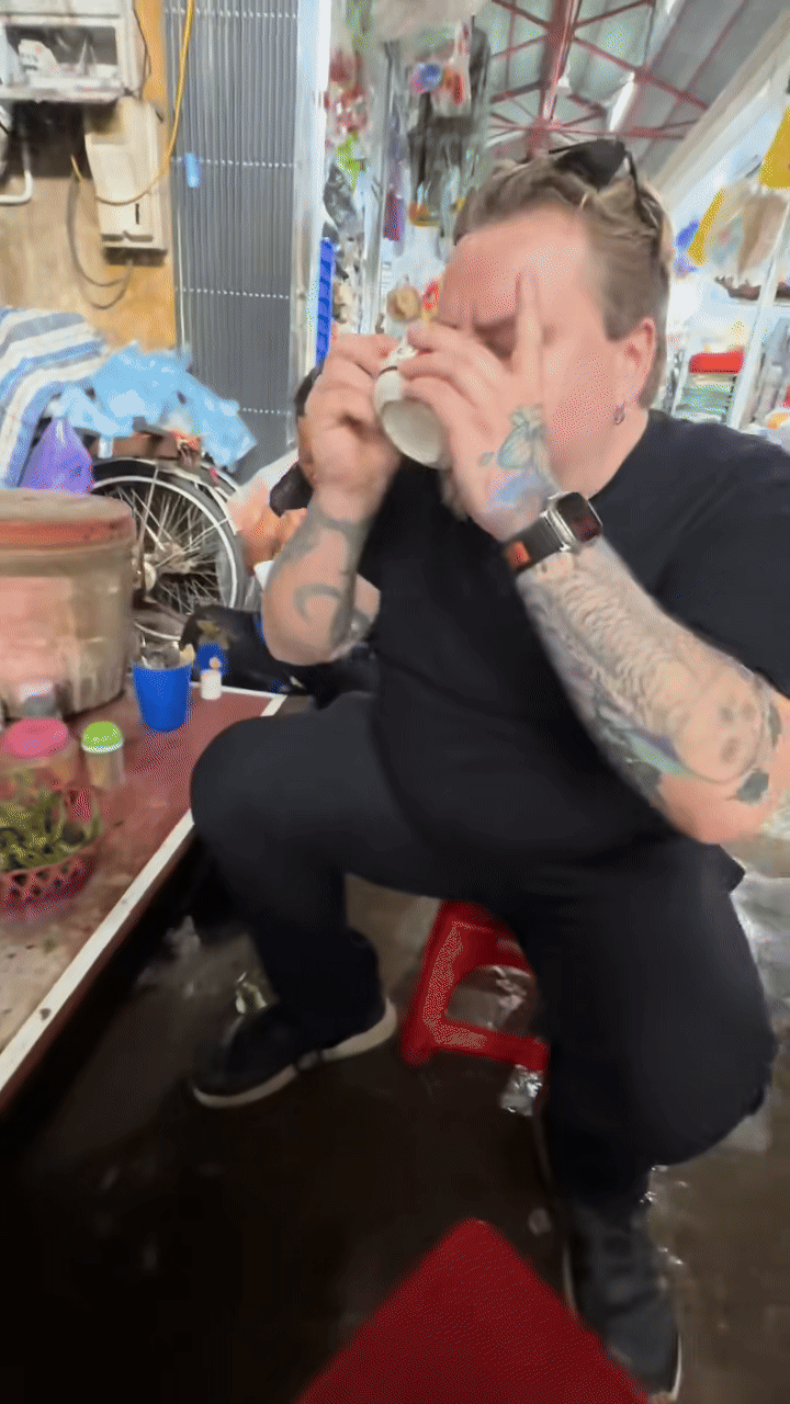 Khách Tây thử món nhiều người Việt cũng chưa chắc dám ăn, nhận xét: "Ở Mỹ tôi không thể tìm thấy nó!"- Ảnh 3. Khách Tây thử món nhiều người Việt cũng chưa chắc dám ăn, nhận xét: "Ở Mỹ tôi không thể tìm thấy nó!"- Ảnh 3.