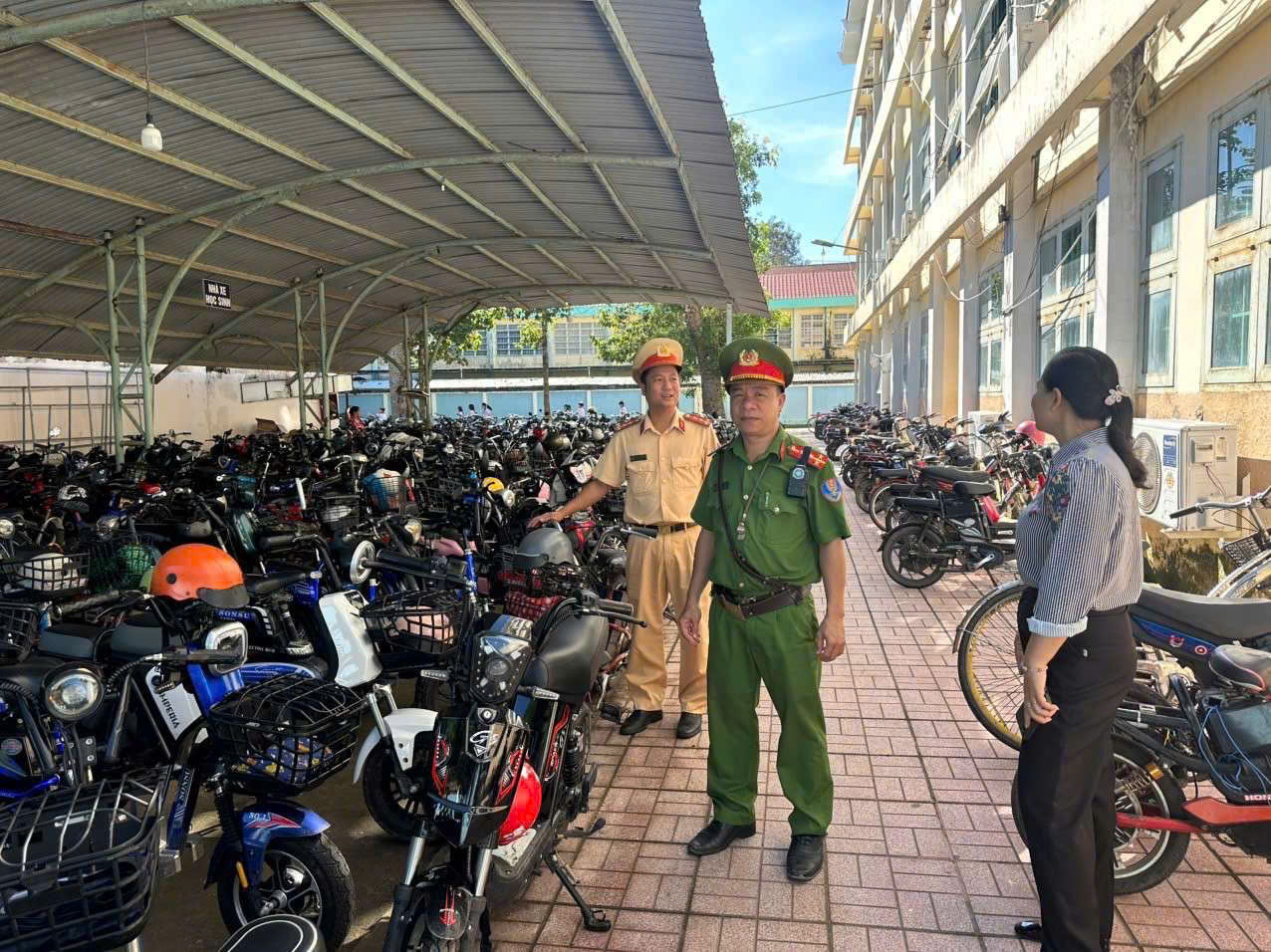 CSGT TP HCM sẽ vào tận trường học để kiểm tra xe máy- Ảnh 1. CSGT TP HCM sẽ vào tận trường học để kiểm tra xe máy- Ảnh 1.
