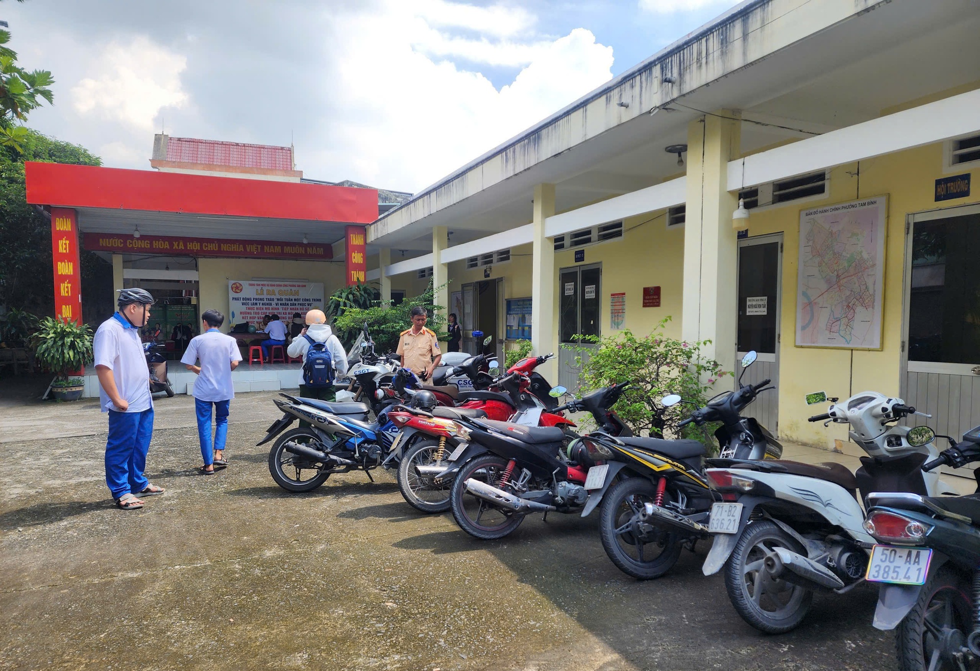CSGT TP HCM sẽ vào tận trường học để kiểm tra xe máy- Ảnh 3. CSGT TP HCM sẽ vào tận trường học để kiểm tra xe máy- Ảnh 3.