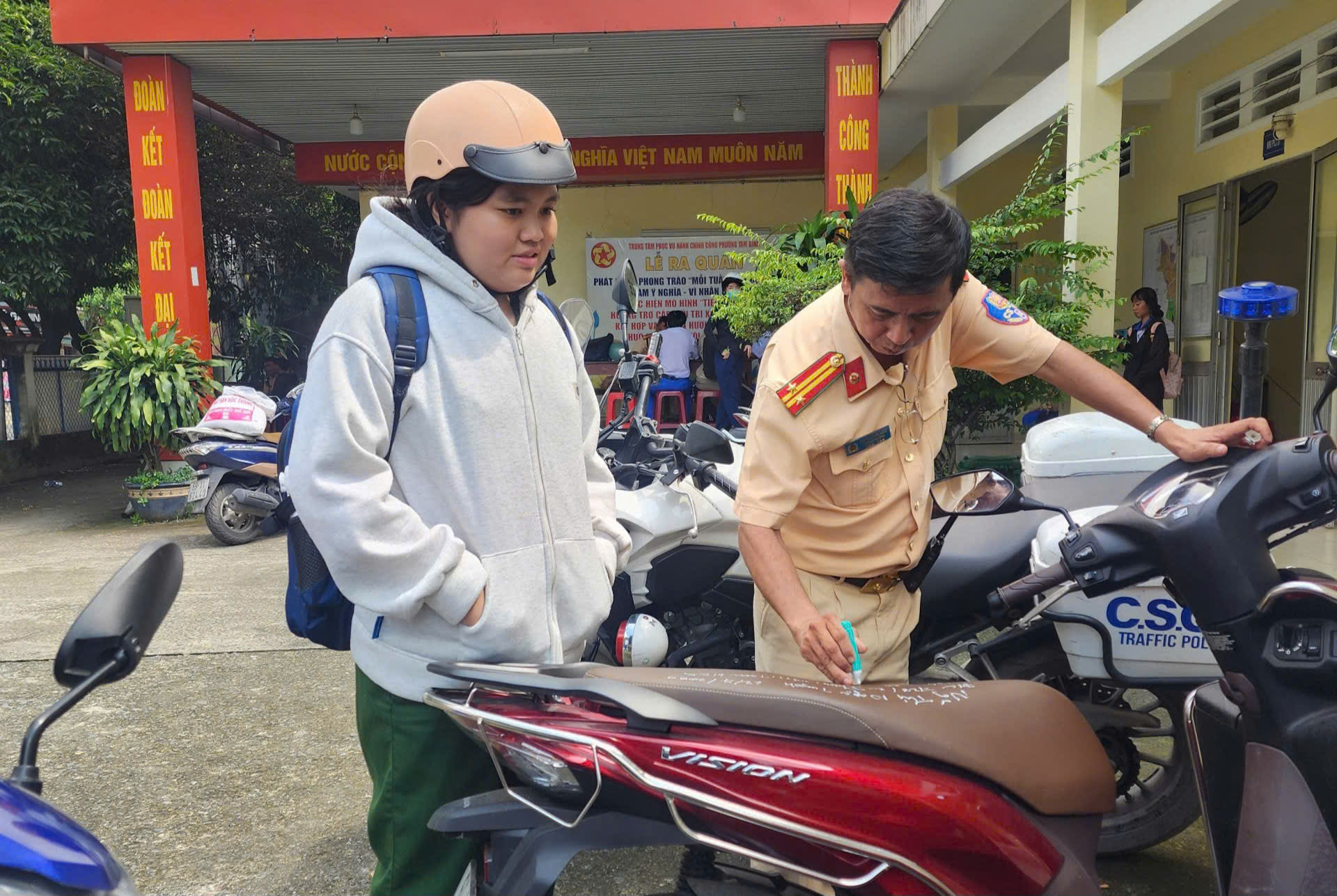 CSGT TP HCM sẽ vào tận trường học để kiểm tra xe máy- Ảnh 2. CSGT TP HCM sẽ vào tận trường học để kiểm tra xe máy- Ảnh 2.