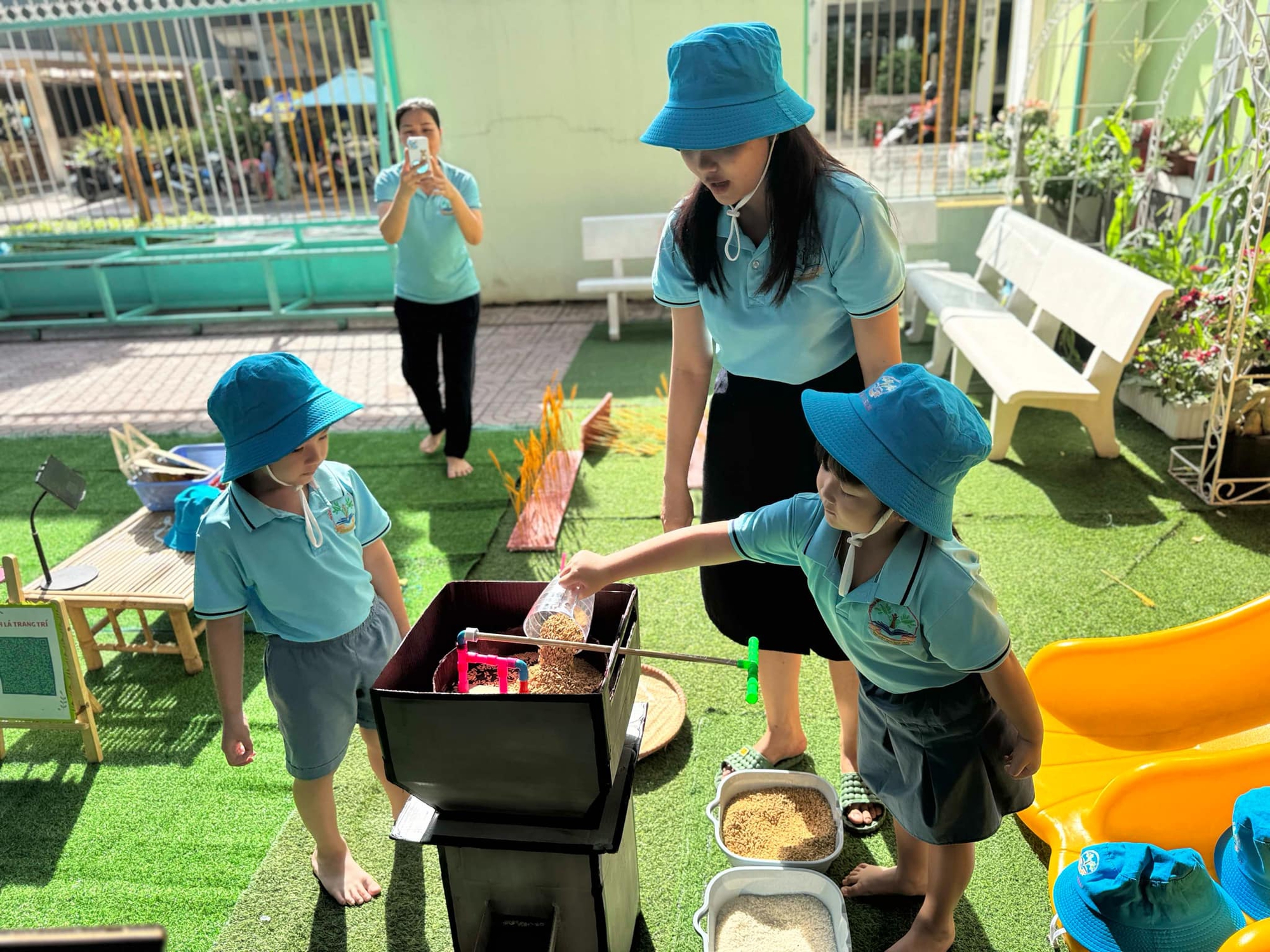 Bão Kalmaegi: Sở GD-ĐT TP HCM thông báo khẩn yêu cầu tạm hoãn mọi hoạt động ngoài giờ chính khóa- Ảnh 1. Bão Kalmaegi: Sở GD-ĐT TP HCM thông báo khẩn yêu cầu tạm hoãn mọi hoạt động ngoài giờ chính khóa- Ảnh 1.