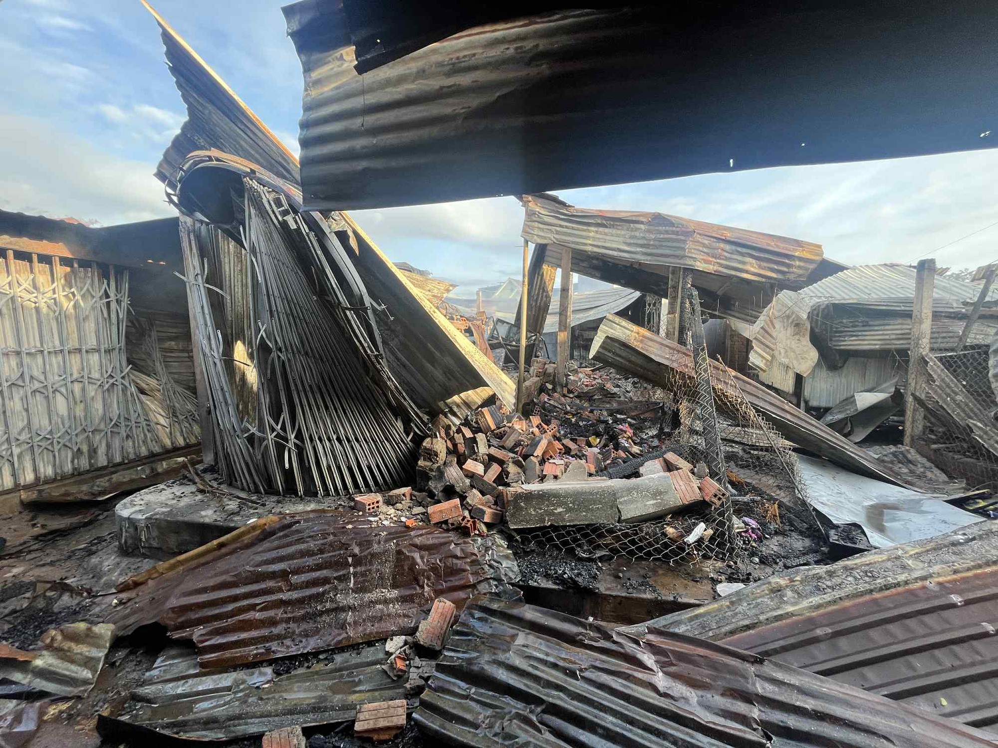 Hiện trường đổ nát ở chợ Bình Dương sau vụ cháy bất ngờ trong đêm- Ảnh 3. Hiện trường đổ nát ở chợ Bình Dương sau vụ cháy bất ngờ trong đêm- Ảnh 3.