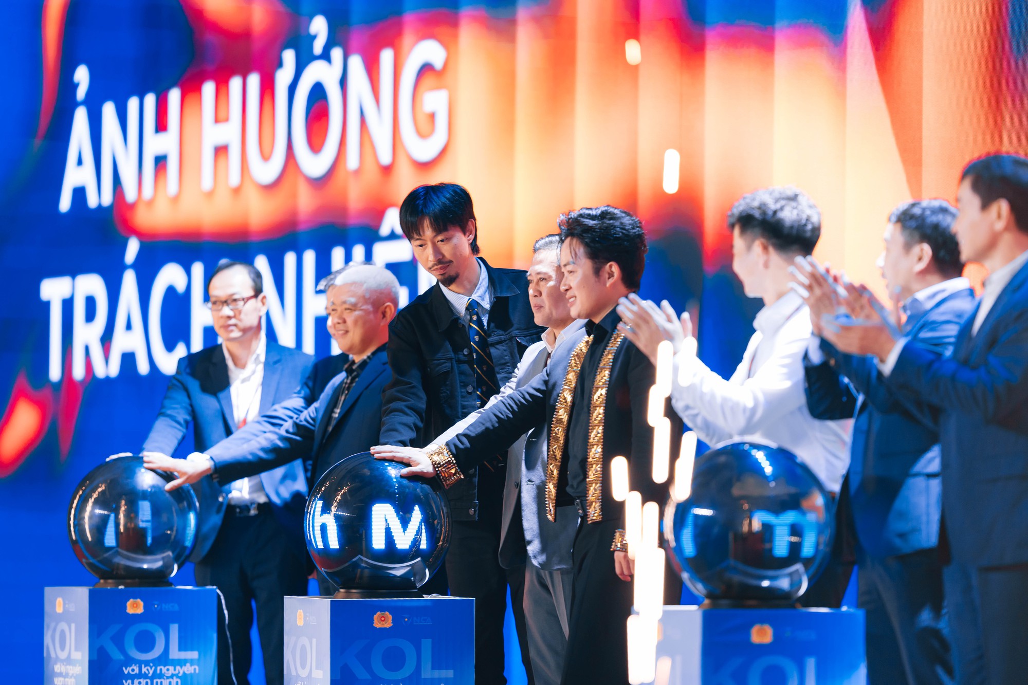 Nghệ sĩ, người nổi tiếng và câu chuyện văn hóa ứng xử- Ảnh 4. Nghệ sĩ, người nổi tiếng và câu chuyện văn hóa ứng xử- Ảnh 4.