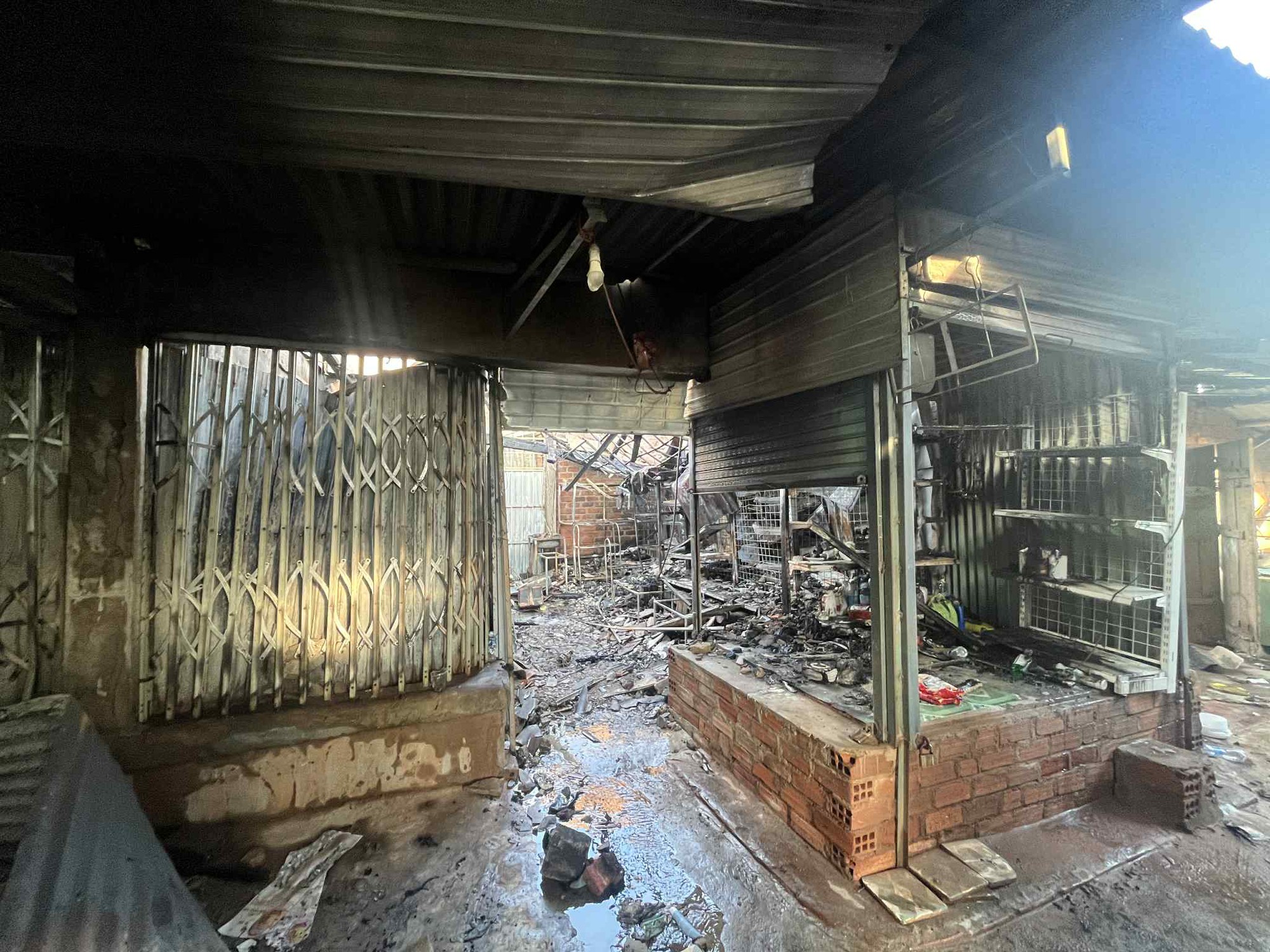 Hiện trường đổ nát ở chợ Bình Dương sau vụ cháy bất ngờ trong đêm- Ảnh 6. Hiện trường đổ nát ở chợ Bình Dương sau vụ cháy bất ngờ trong đêm- Ảnh 6.