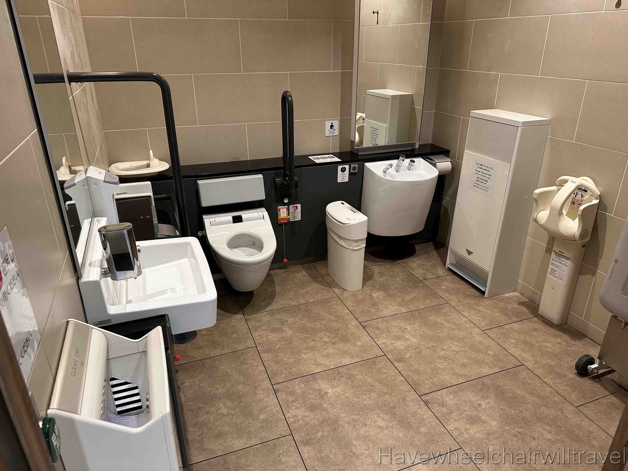 Khách Việt trầm trồ với 1 thứ trong nhà vệ sinh công cộng ở Nhật Bản, nhận xét: 