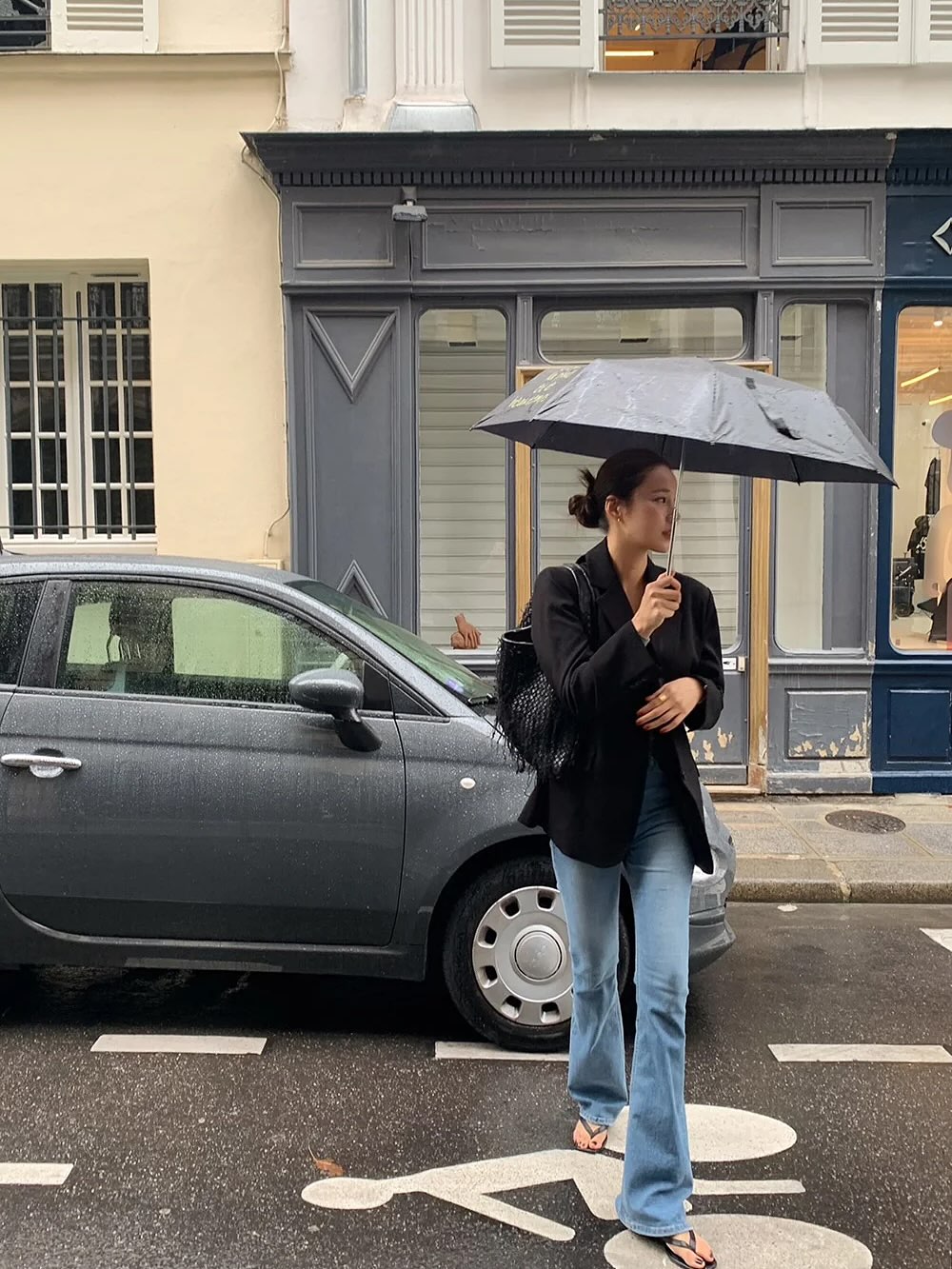 Mùa đông diện đồ màu đen rất hợp nhưng phải mix theo 4 cách này mới chuẩn đẹp, không sợ già- Ảnh 1. Mùa đông diện đồ màu đen rất hợp nhưng phải mix theo 4 cách này mới chuẩn đẹp, không sợ già- Ảnh 1.