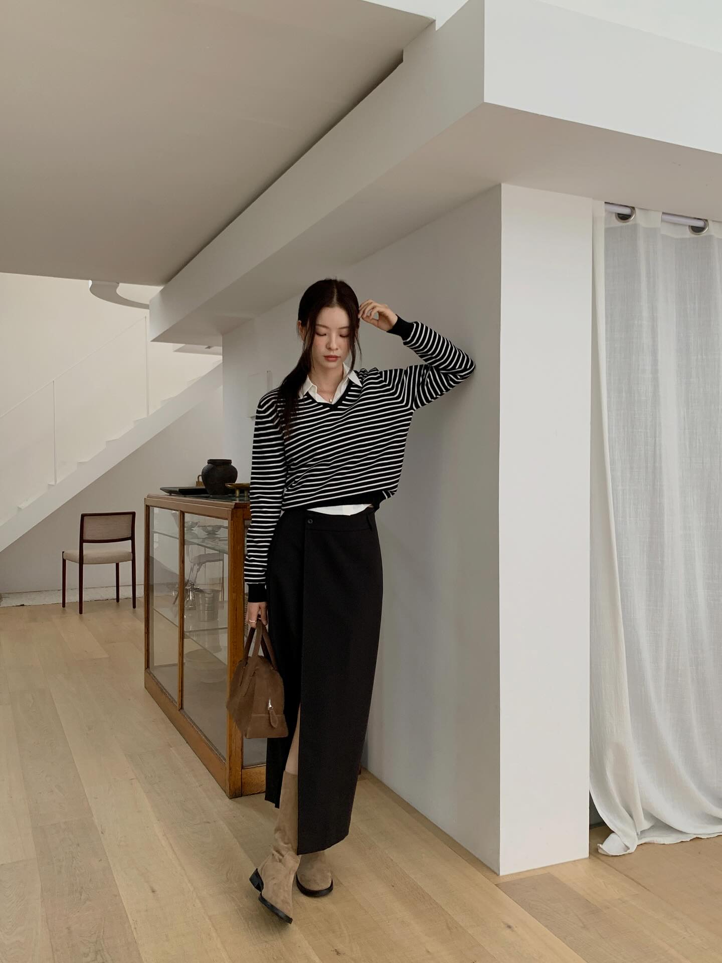 Mùa đông diện đồ màu đen rất hợp nhưng phải mix theo 4 cách này mới chuẩn đẹp, không sợ già- Ảnh 4. Mùa đông diện đồ màu đen rất hợp nhưng phải mix theo 4 cách này mới chuẩn đẹp, không sợ già- Ảnh 4.