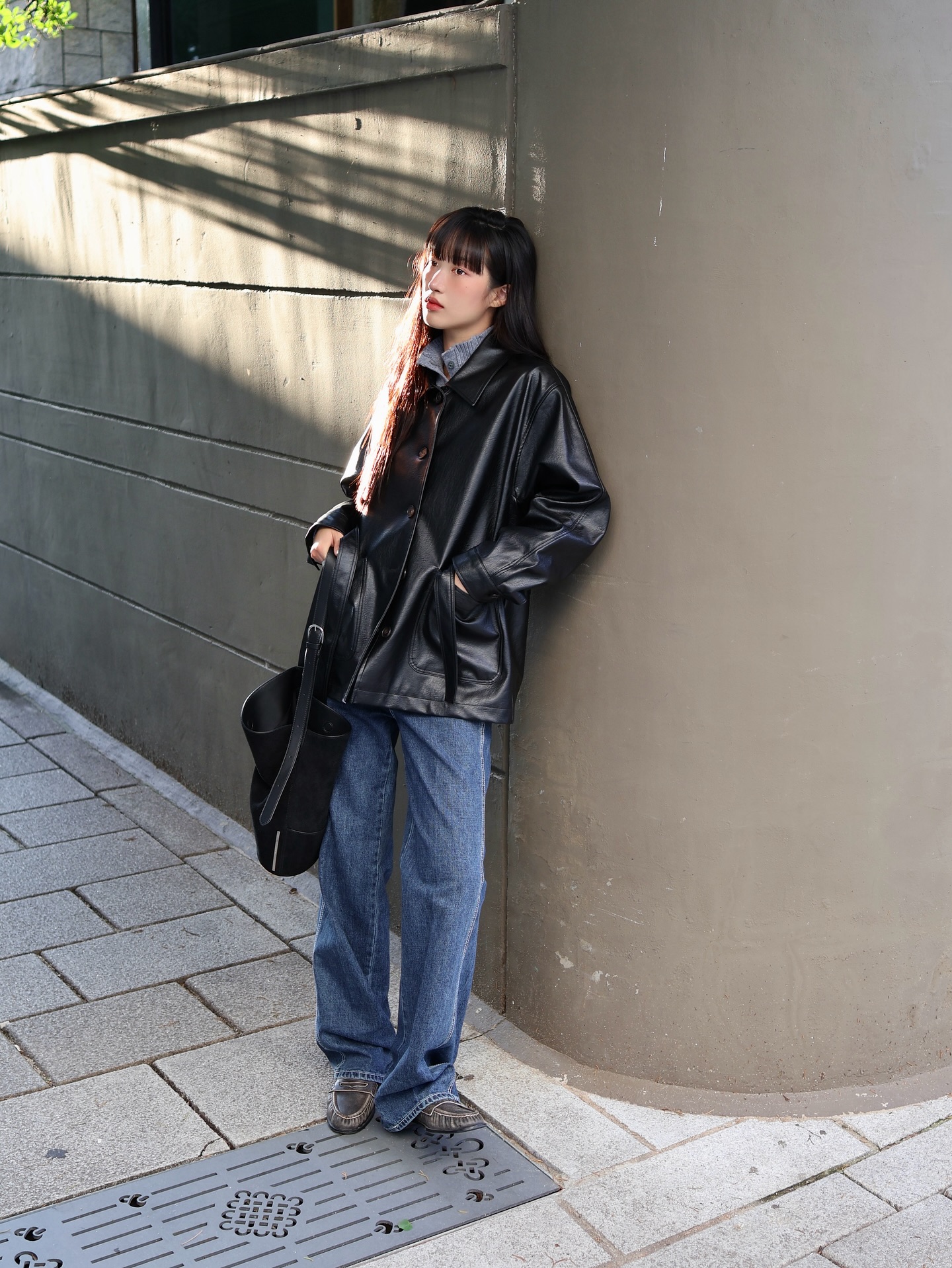 Mùa đông diện đồ màu đen rất hợp nhưng phải mix theo 4 cách này mới chuẩn đẹp, không sợ già- Ảnh 3. Mùa đông diện đồ màu đen rất hợp nhưng phải mix theo 4 cách này mới chuẩn đẹp, không sợ già- Ảnh 3.