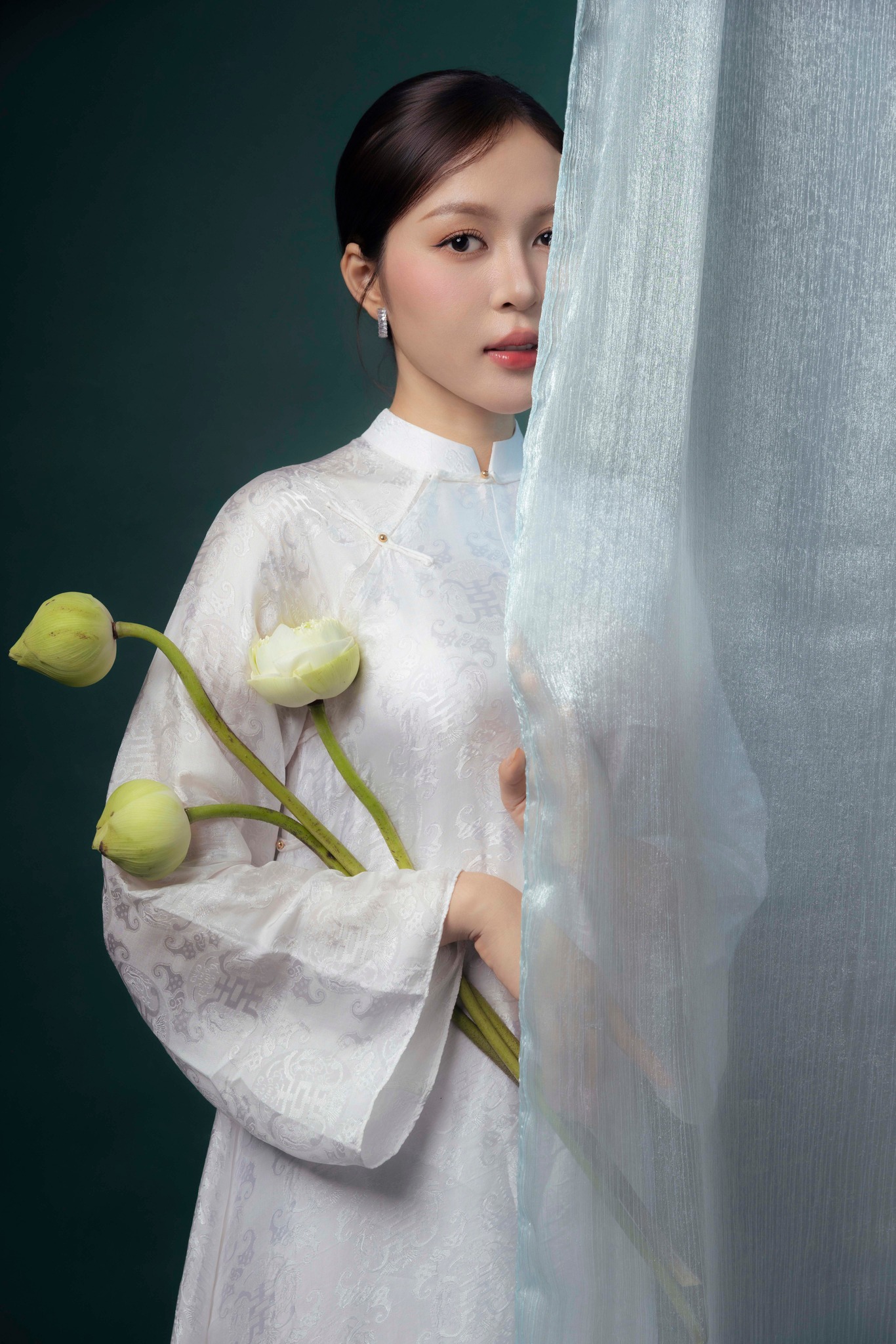 Lê Hoàng Phương lộ diện hậu "ồn ào" tình cảm với tình cũ Thiều Bảo Trâm, 1 nàng hậu khóc khi nhắc đến bà Phạm Kim Dung- Ảnh 9. Lê Hoàng Phương lộ diện hậu "ồn ào" tình cảm với tình cũ Thiều Bảo Trâm, 1 nàng hậu khóc khi nhắc đến bà Phạm Kim Dung- Ảnh 9.