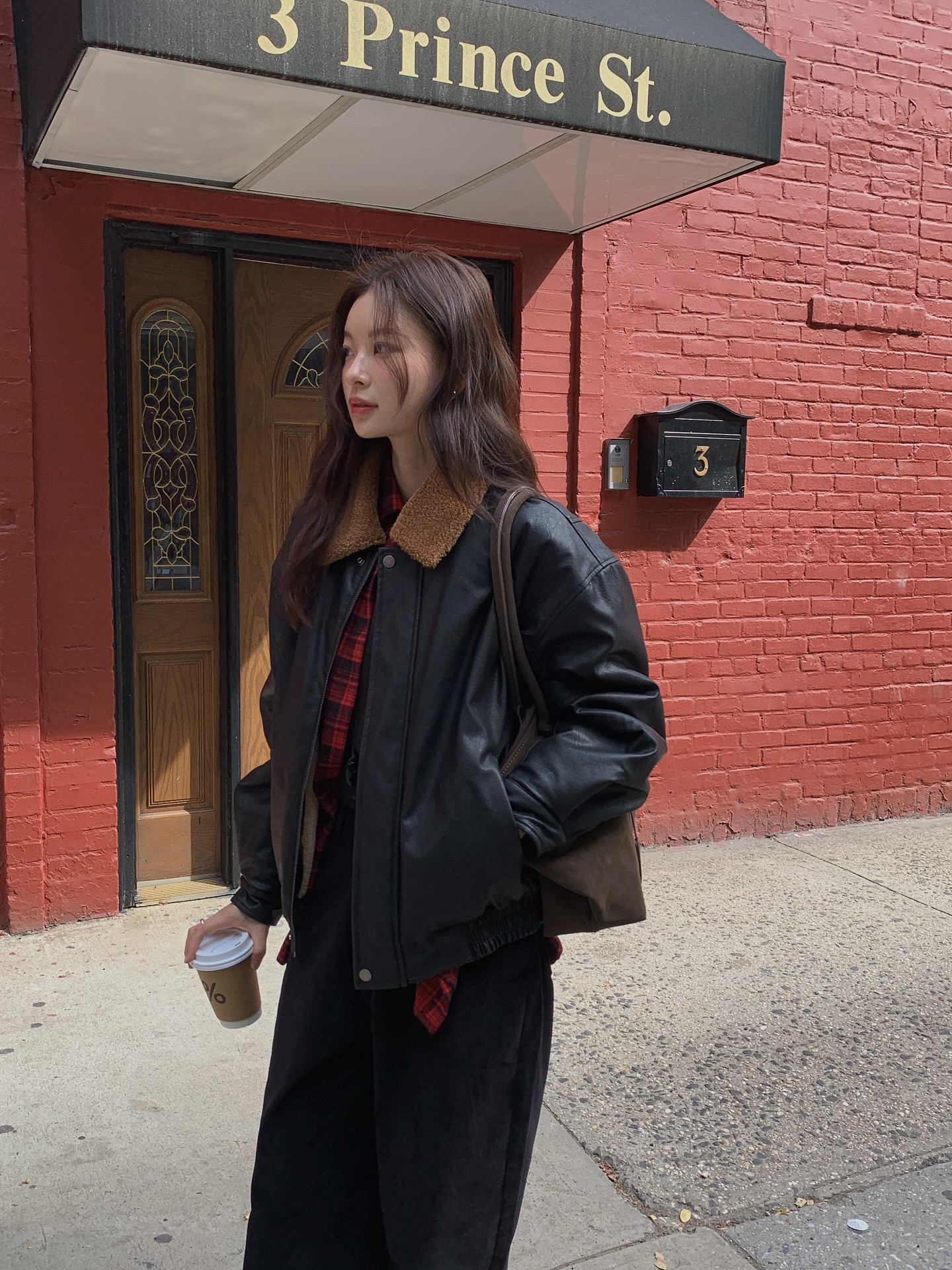 Mùa đông diện đồ màu đen rất hợp nhưng phải mix theo 4 cách này mới chuẩn đẹp, không sợ già- Ảnh 9. Mùa đông diện đồ màu đen rất hợp nhưng phải mix theo 4 cách này mới chuẩn đẹp, không sợ già- Ảnh 9.