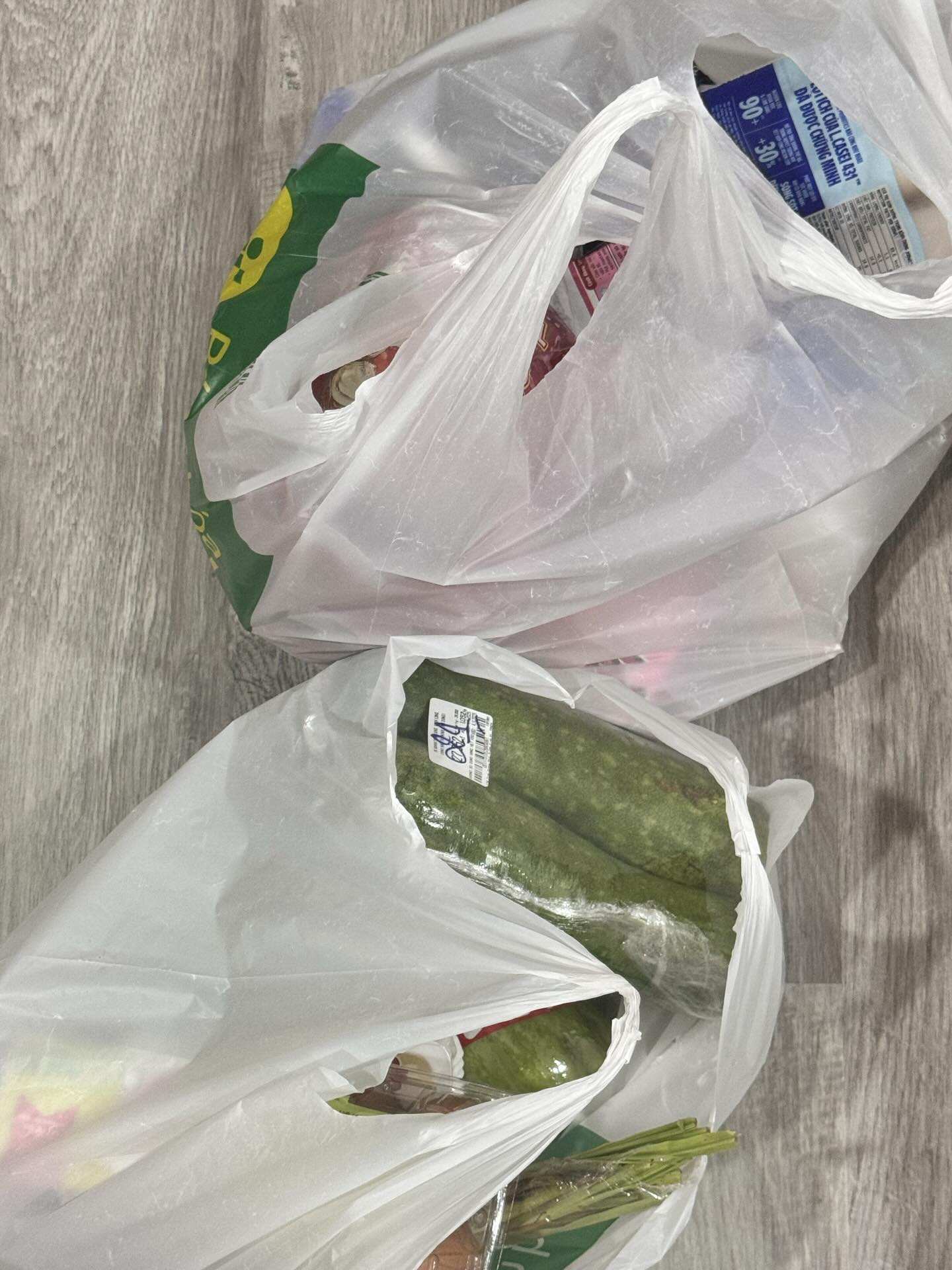 Cảnh tượng "đi mua không sót một thứ gì" trước khi bão cuồng phong Kalmaegi đổ bộ hôm nay!- Ảnh 8. Cảnh tượng "đi mua không sót một thứ gì" trước khi bão cuồng phong Kalmaegi đổ bộ hôm nay!- Ảnh 8.