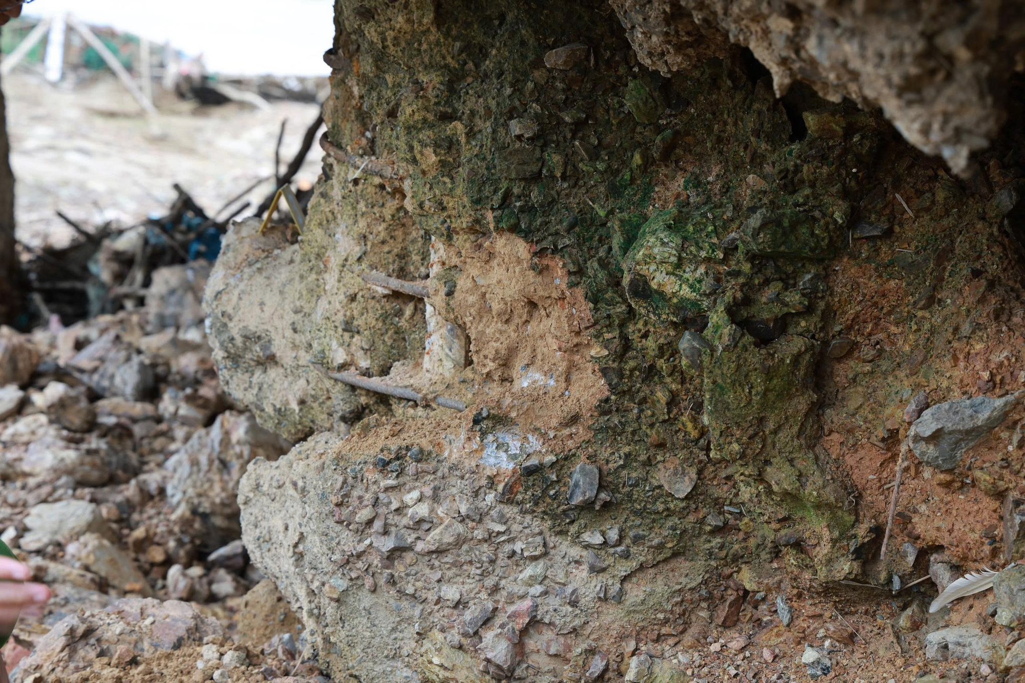 Hiện trường báo động vụ trụ cầu Sông Lô trơ lõi thép, công an vào cuộc điều tra khẩn- Ảnh 13.