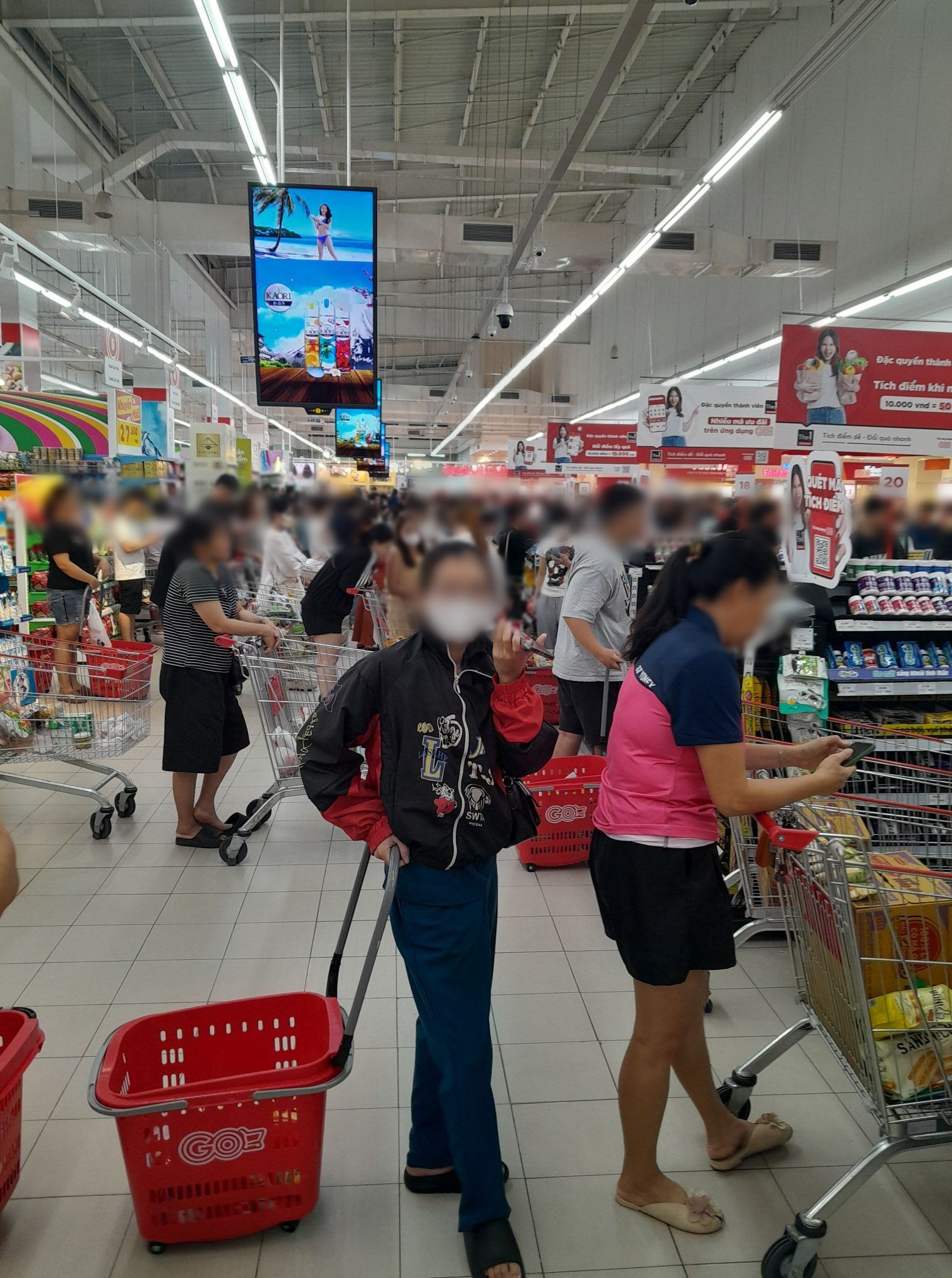 Cảnh tượng "đi mua không sót một thứ gì" trước khi bão cuồng phong Kalmaegi đổ bộ hôm nay!- Ảnh 1. Cảnh tượng "đi mua không sót một thứ gì" trước khi bão cuồng phong Kalmaegi đổ bộ hôm nay!- Ảnh 1.